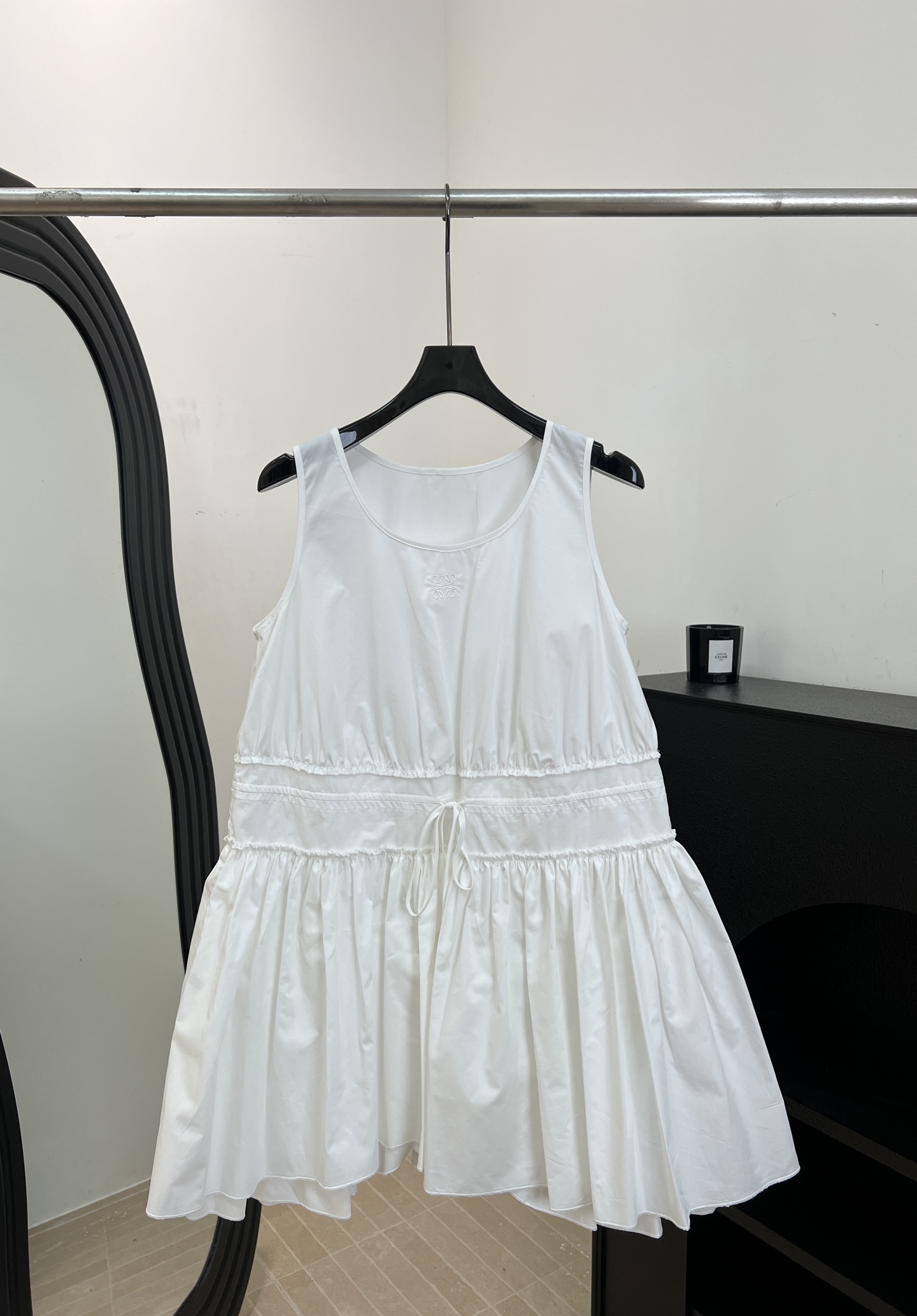 NO:885615,Loew* new spring and summer style cotton poplin pleated waist sleeveless dress, made of poplin cotton, sleeveless + high waist drawstring design, easy to adjust the waistline, double-layer skirt is fluffy and smart, casual fit, size S M L,,loewe,skirts,19860909Loew* 春夏新款 棉质府绸褶皱腰部无袖连衣裙、采用府绸棉、无袖+高腰抽绳设计、轻松调节腰线、双层裙摆蓬松灵动、休闲版型 码数S M L,,loewe,skirts,,Women's clothing