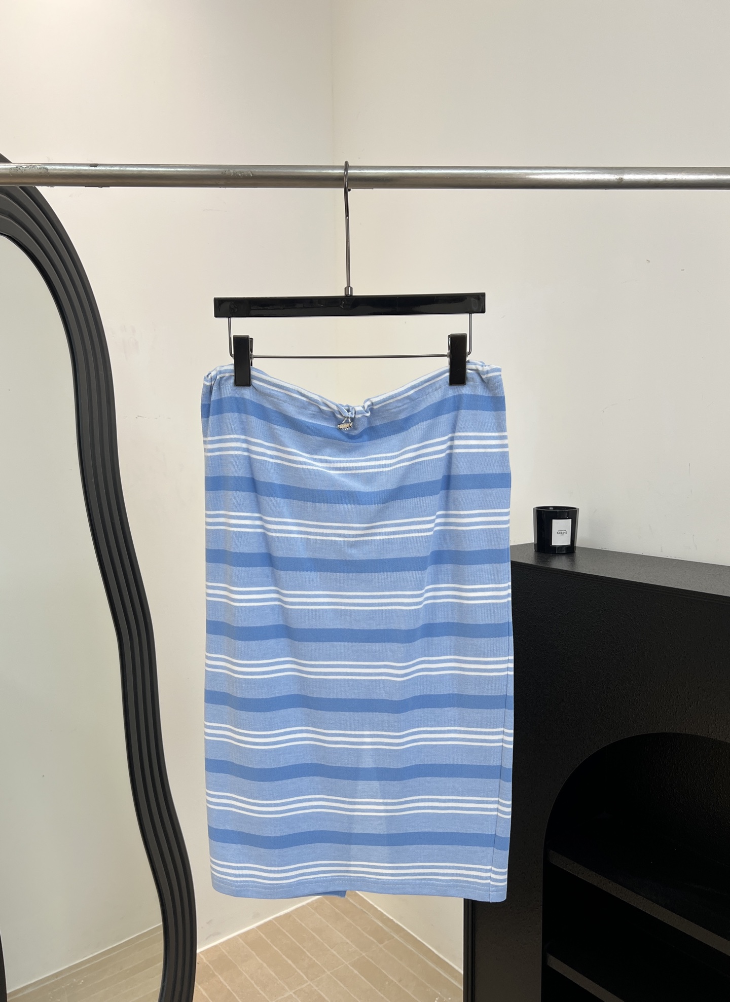 NO:845025,Prad* new spring and summer style blue and white striped knitted skirt, cotton fabric is skin-friendly and breathable, blue and white striped + drawstring waist, modified waistline skirt, moderate length, knitted material is soft and elastic, casual fit, size S M L,, prada, skirts,19860909Prad* 春夏新款 蓝白条纹针织半裙、棉质面料亲肤透气、蓝白条纹+抽绳收腰、修饰腰线裙长适中、针织材质柔软有弹性、休闲版型 码数S M L,,prada,skirts,,Women's clothing