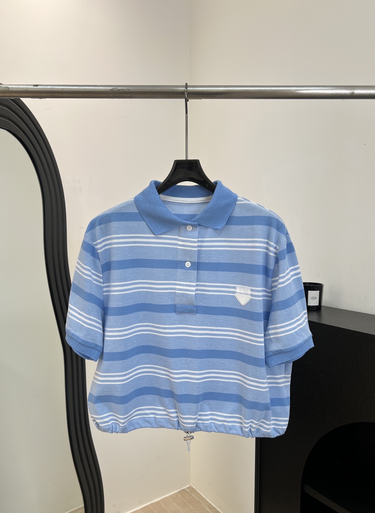 NO:845029,Prad* spring and summer new cotton blue and white striped drawstring Polo shirt, classic Polo collar + blue and white stripes, inverted triangle metal mark on the chest, drawstring design on the hem, easy to create a high waistline, casual fit, size S M L,, prada,19860909Prad* 春夏新款 棉质蓝白条纹抽绳Polo衫、经典Polo领+蓝白条纹、胸口倒三角金属标、下摆抽绳设计、轻松打造高腰线、休闲版型 码数S M L,,prada,,Women's clothing