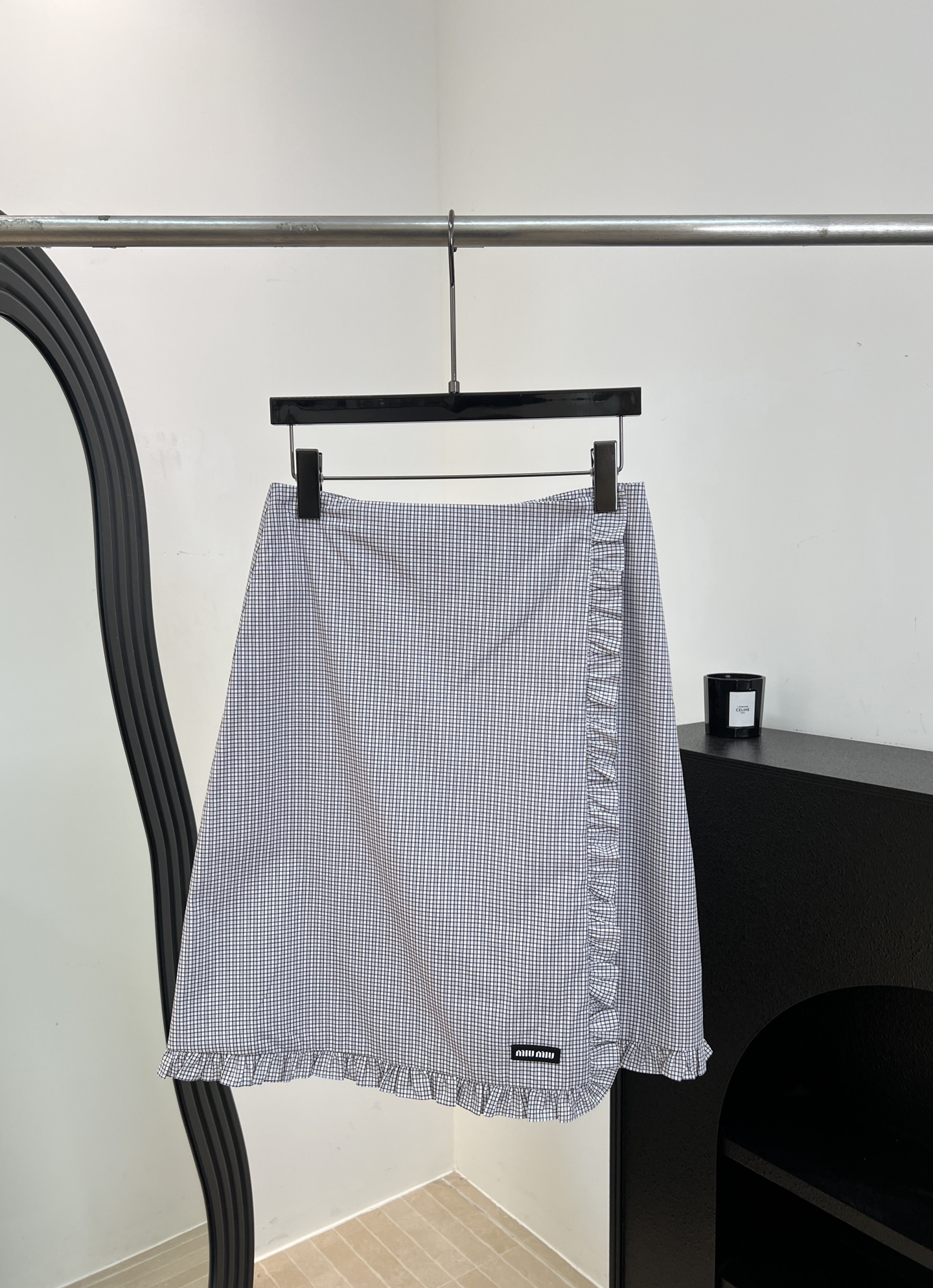 NO:844951,Miu Mi* spring and summer new cotton plaid skirt with hem, side and hem hem design, sweet atmosphere, A-line shape is super slim, easy to modify the crotch line, casual fit, size S M L,,miumiu,skirts,19860909Miu Mi* 春夏新款 棉质格纹木耳边半裙、侧边和裙摆木耳边设计、甜美氛围感、A字版型超显瘦、轻松修饰胯部线条、休闲版型 码数S M L,,miumiu,skirts,,Women's clothing