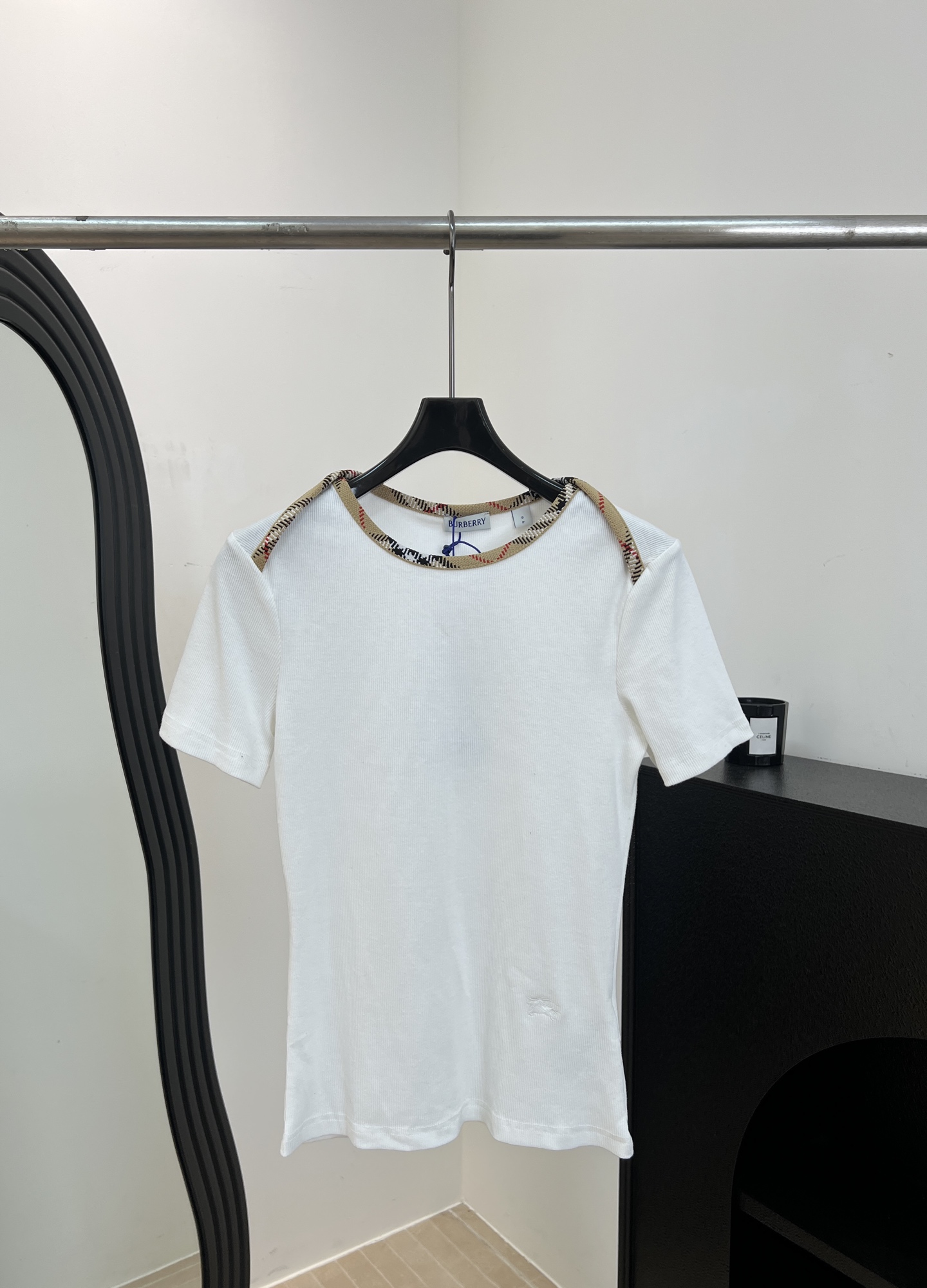 NO:885547,Burberr* spring and summer new style plaid collar short-sleeved T-shirt, classic round neck + Vintage plaid edging, pure cotton material is soft and breathable, shoulder strap design, casual fit, size S M L,, burberry, T-shirt, tees, t-shirt,19860909Burberr* 春夏新款 格纹领口短袖T恤、经典圆领+Vintage格纹包边、纯棉材质柔软透气、挖肩系带设计、休闲版型 码数S M L,,burberry,T-shirt,tees，t-shirt,,Women's clothing