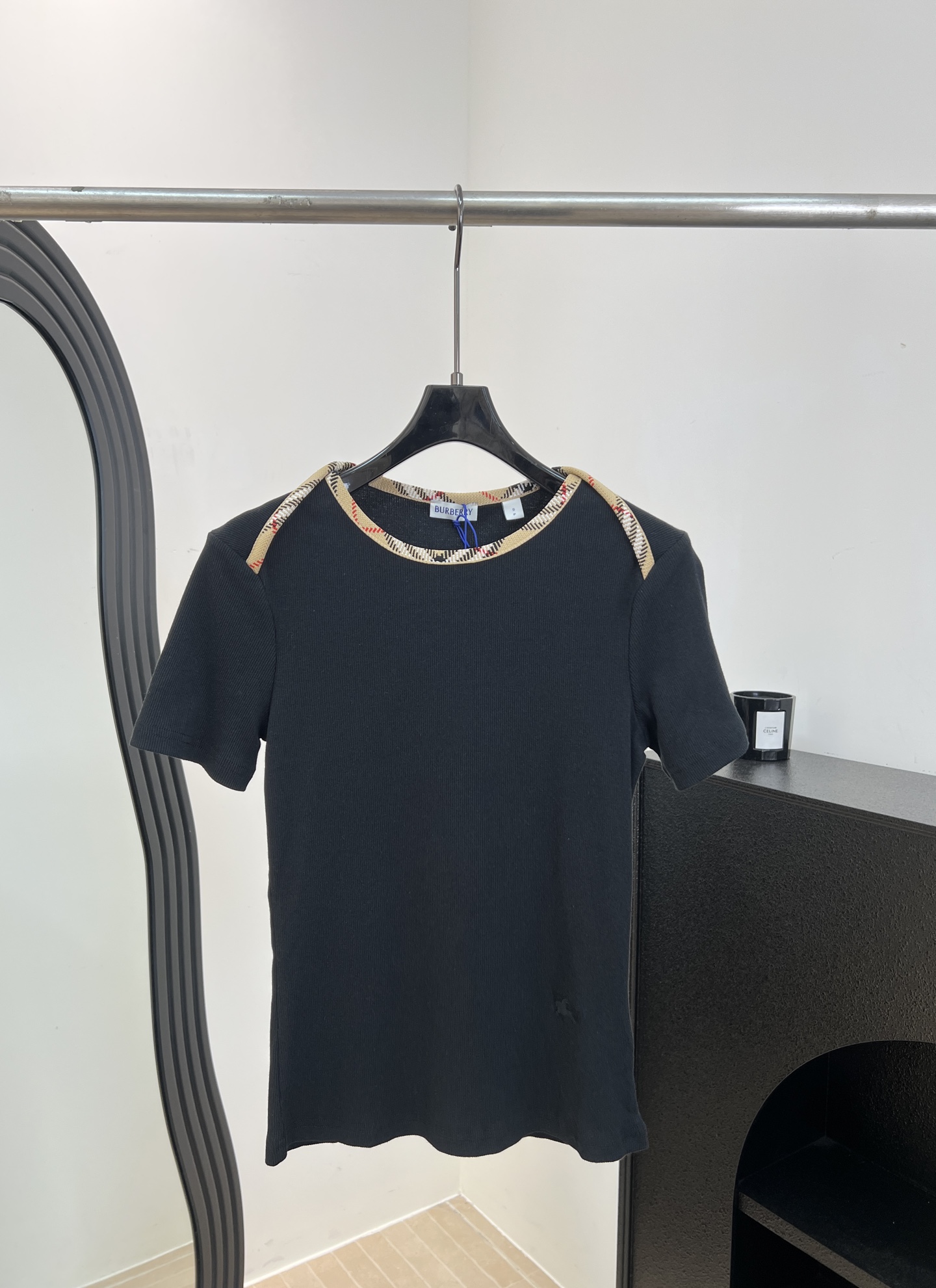 NO:844976,Burberr* spring and summer new style plaid collar short-sleeved T-shirt, classic round neck + Vintage plaid edging, pure cotton material is soft and breathable, shoulder strap design, casual fit, size S M L,, burberry, T-shirt, tees, t-shirt,19860909Burberr* 春夏新款 格纹领口短袖T恤、经典圆领+Vintage格纹包边、纯棉材质柔软透气、挖肩系带设计、休闲版型 码数S M L,,burberry,T-shirt,tees，t-shirt,,Women's clothing