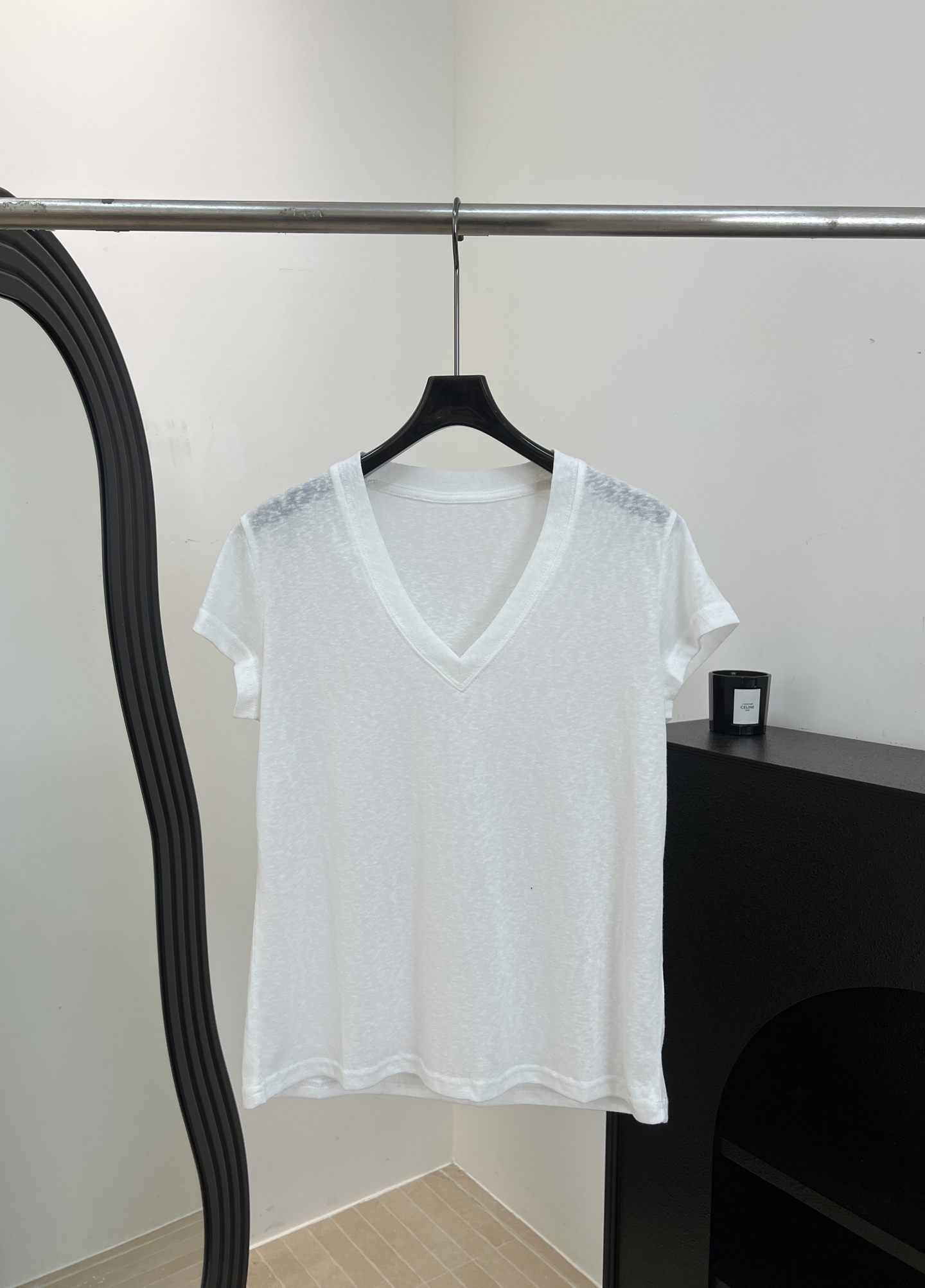 NO:844986,IRO spring and summer new linen V-neck short-sleeved T-shirt, made of linen fabric, soft and skin-friendly, shoulder cut + deep V-neck design, modified face and elongated neck line, casual fit, size S M L,, T-shirt, tees, t-shirt,19860909IRO 春夏新款 亚麻V领短袖T恤、采用亚麻面料柔软亲肤、正肩剪裁＋深V领设计、修饰脸型拉长颈部线条、休闲版型 码数S M L,,T-shirt,tees，t-shirt,,Women's clothing