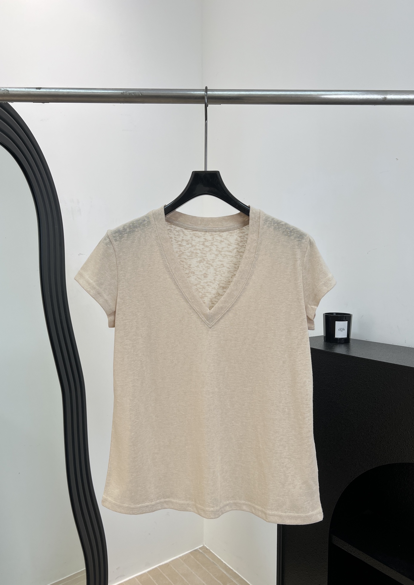 NO:844991,IRO spring and summer new linen V-neck short-sleeved T-shirt, made of linen fabric, soft and skin-friendly, shoulder cut + deep V-neck design, modified face and elongated neck line, casual fit, size S M L,, T-shirt, tees, t-shirt,19860909IRO 春夏新款 亚麻V领短袖T恤、采用亚麻面料柔软亲肤、正肩剪裁＋深V领设计、修饰脸型拉长颈部线条、休闲版型 码数S M L,,T-shirt,tees，t-shirt,,Women's clothing