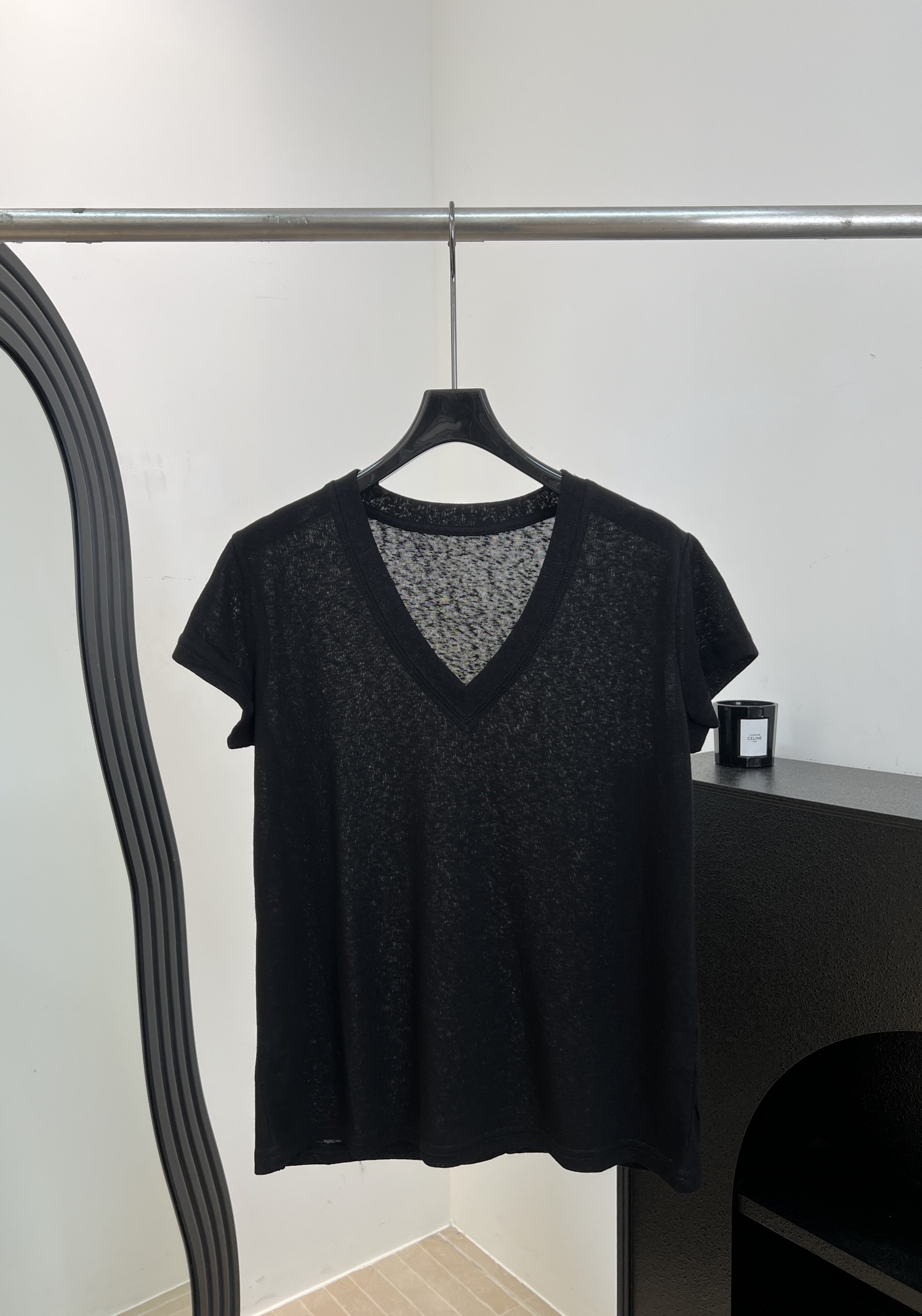 NO:844995,IRO spring and summer new linen V-neck short-sleeved T-shirt, made of linen fabric, soft and skin-friendly, shoulder cut + deep V-neck design, modified face and elongated neck line, casual fit, size S M L,, T-shirt, tees, t-shirt,19860909IRO 春夏新款 亚麻V领短袖T恤、采用亚麻面料柔软亲肤、正肩剪裁＋深V领设计、修饰脸型拉长颈部线条、休闲版型 码数S M L,,T-shirt,tees，t-shirt,,Women's clothing