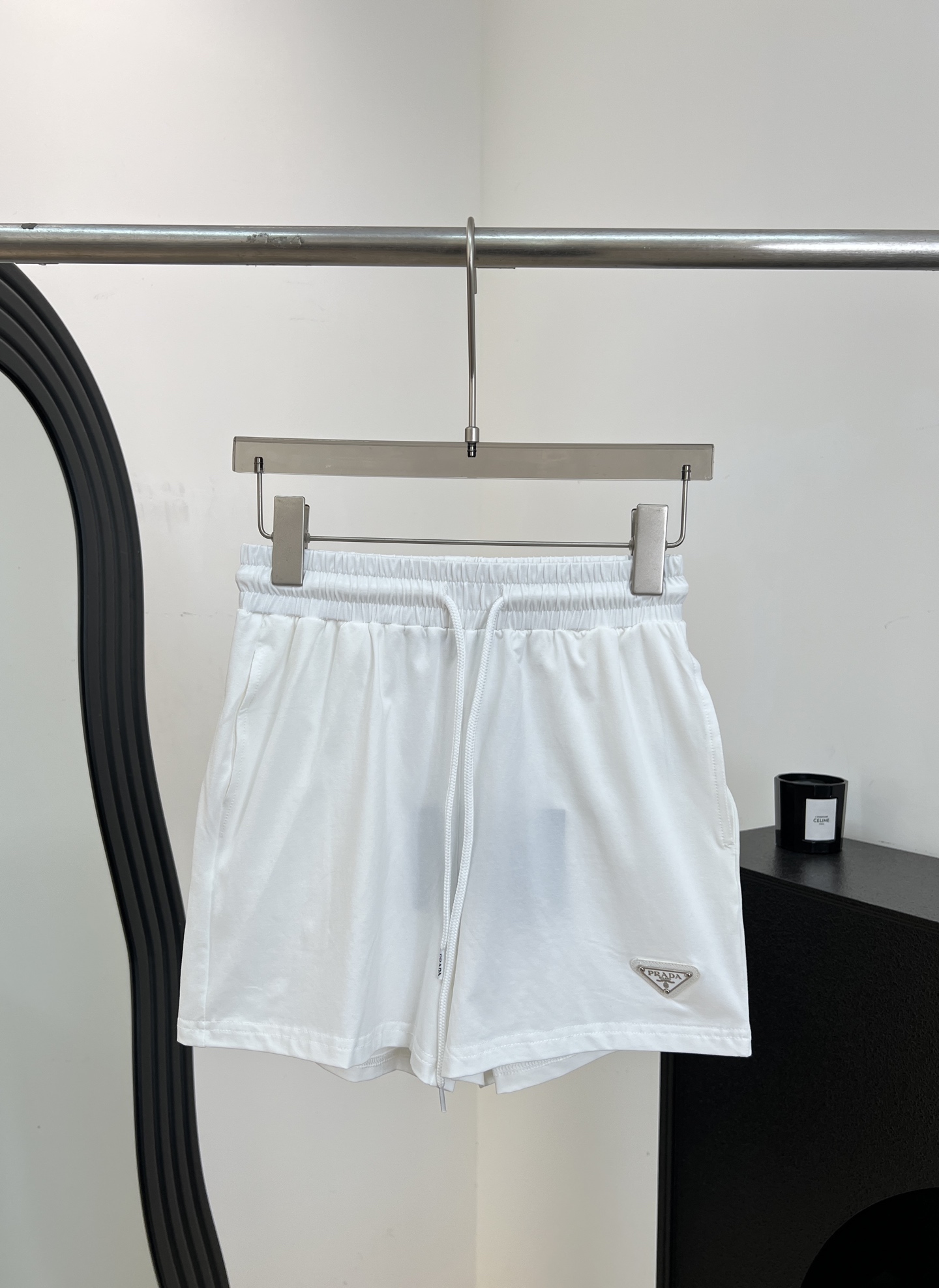 NO:856107,One set from Prad* Spring and summer new cotton drawstring shorts, customized soft and breathable cotton fabric, super comfortable to wear in summer, high waist + drawstring design with adjustable elasticity, making the legs longer and slimmer, triangular iron mark on the hem, casual fit, size S M L,, prada, shorts,19860909一套出.Prad* 春夏新款 棉质抽绳短裤、定制柔软透气棉质面料、夏天穿超舒服、高腰+抽绳设计松紧可调、显腿长又显瘦、裤脚三角铁标、休闲版型 码数S M L,,prada,shorts,,Women's clothing