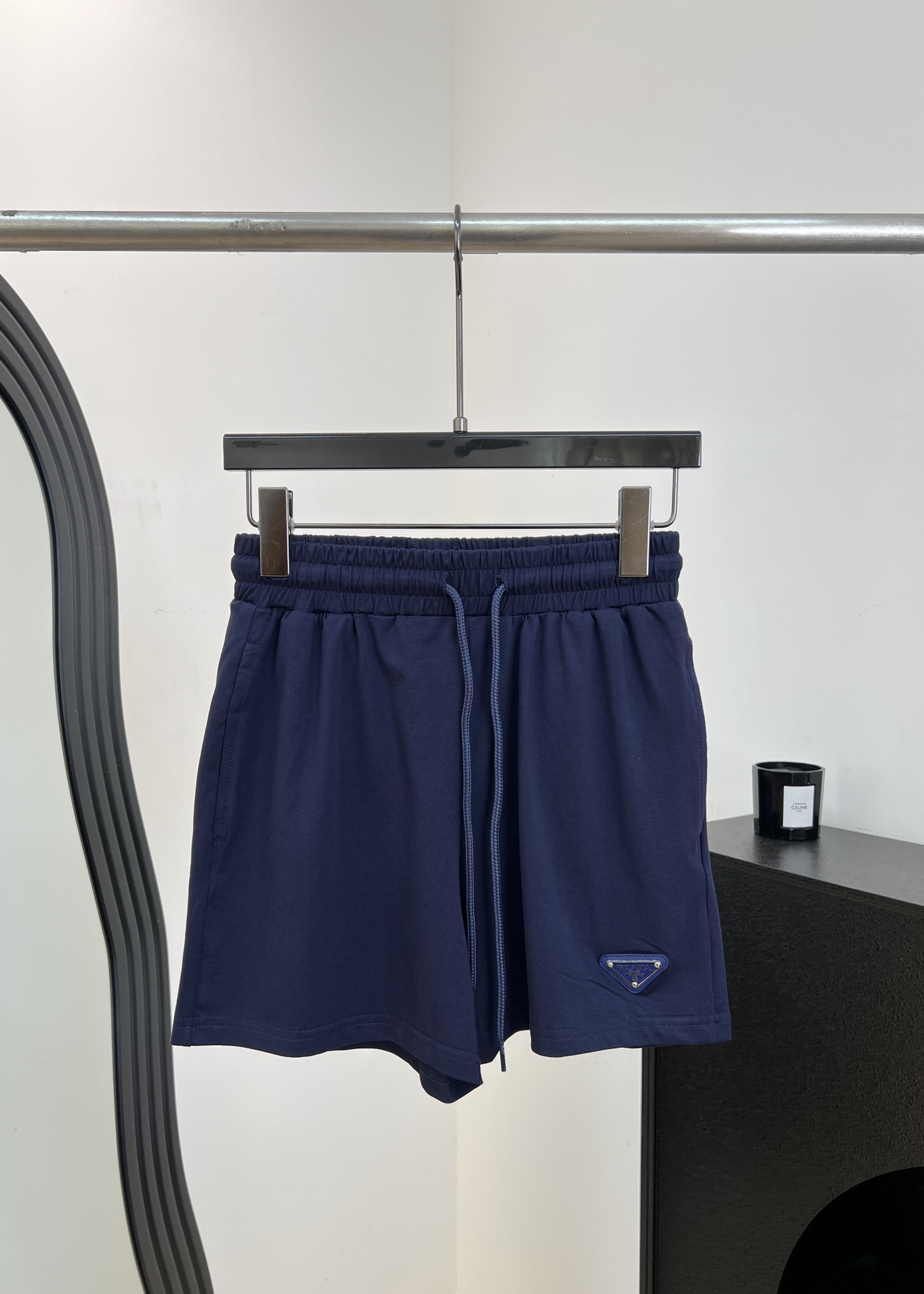 NO:856118,One set from Prad* Spring and summer new cotton drawstring shorts, customized soft and breathable cotton fabric, super comfortable to wear in summer, high waist + drawstring design with adjustable elasticity, making the legs longer and slimmer, triangular iron mark on the hem, casual fit, size S M L,, prada, shorts,19860909一套出.Prad* 春夏新款 棉质抽绳短裤、定制柔软透气棉质面料、夏天穿超舒服、高腰+抽绳设计松紧可调、显腿长又显瘦、裤脚三角铁标、休闲版型 码数S M L,,prada,shorts,,Women's clothing