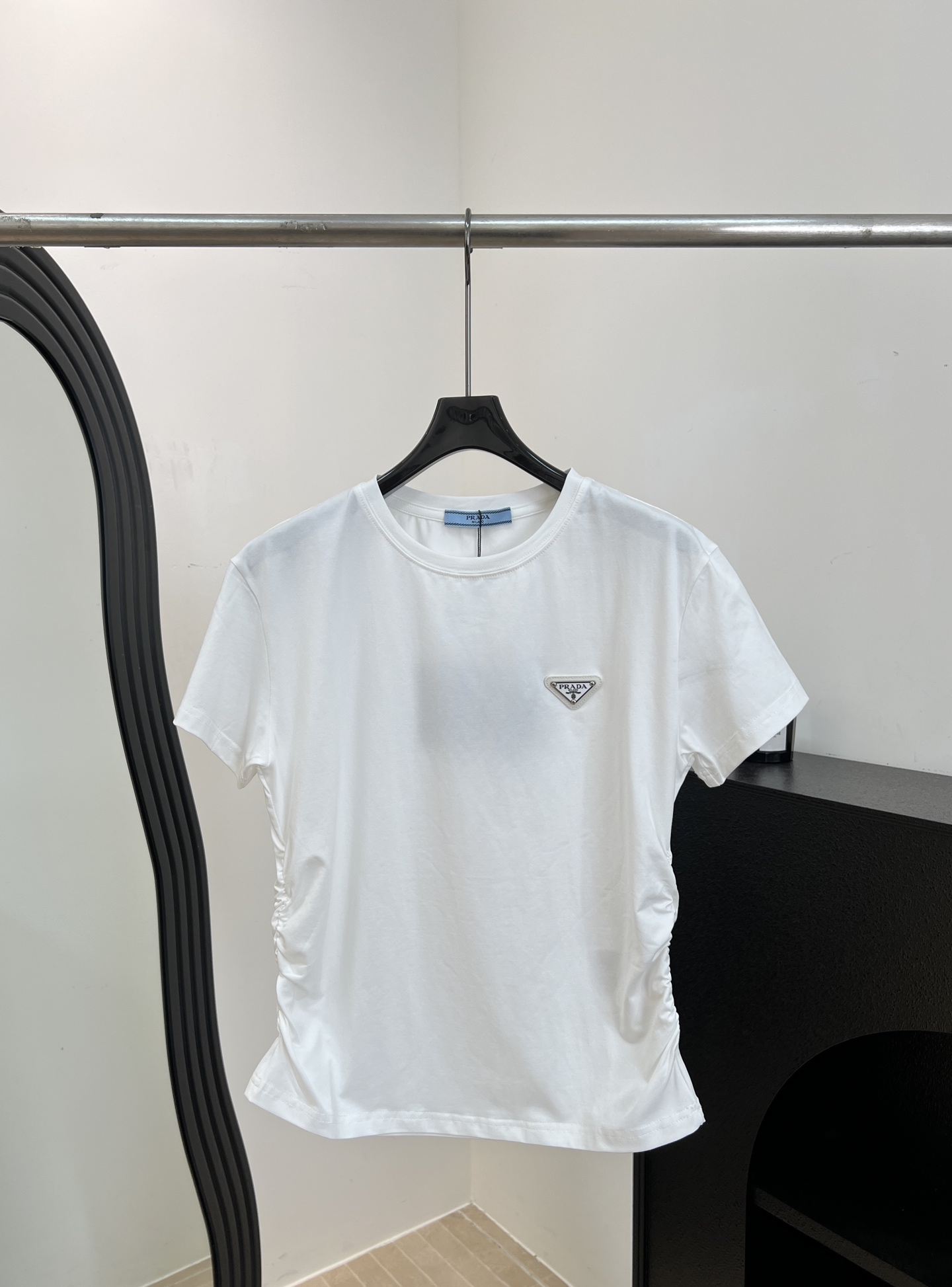 NO:910751,One set from Prad* Spring and summer new cotton white short-sleeved T-shirt, customized high-quality cotton, triangle logo embroidery on the chest, slim fit + side pleat design, full layering, casual fit, size S M L,, prada, T-shirt, tees, t-shirt,19860909一套出.Prad* 春夏新款 棉质白色短袖T恤、定制高品质纯棉、胸前三角Logo刺绣、修身剪裁+侧边褶皱设计、层次感满满、休闲版型 码数S M L,,prada,T-shirt,tees，t-shirt,,Women's clothing