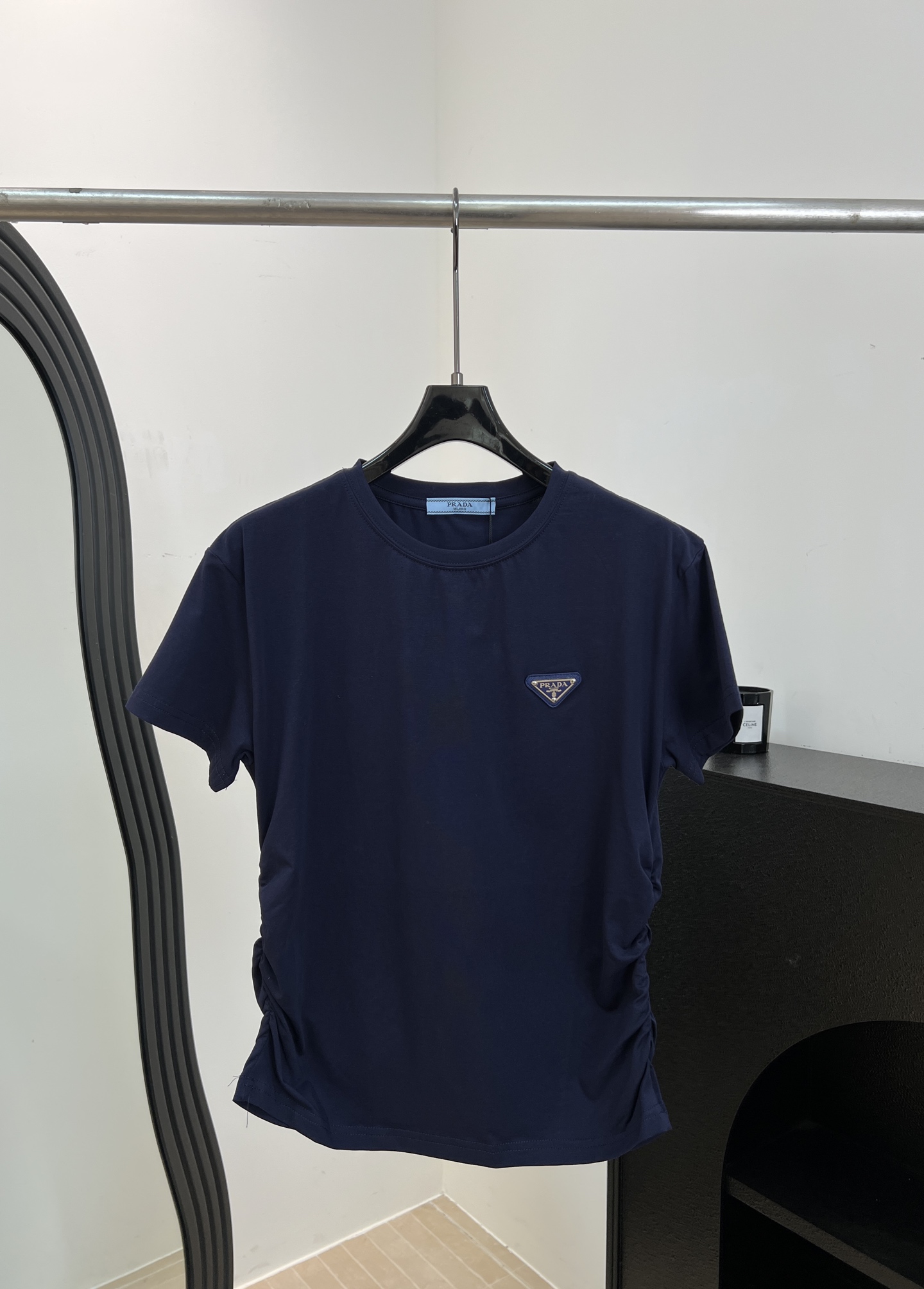 NO:856130,One set from Prad* Spring and summer new cotton white short-sleeved T-shirt, customized high-quality cotton, triangle logo embroidery on the chest, slim fit + side pleat design, full layering, casual fit, size S M L,, prada, T-shirt, tees, t-shirt,19860909一套出.Prad* 春夏新款 棉质白色短袖T恤、定制高品质纯棉、胸前三角Logo刺绣、修身剪裁+侧边褶皱设计、层次感满满、休闲版型 码数S M L,,prada,T-shirt,tees，t-shirt,,Women's clothing