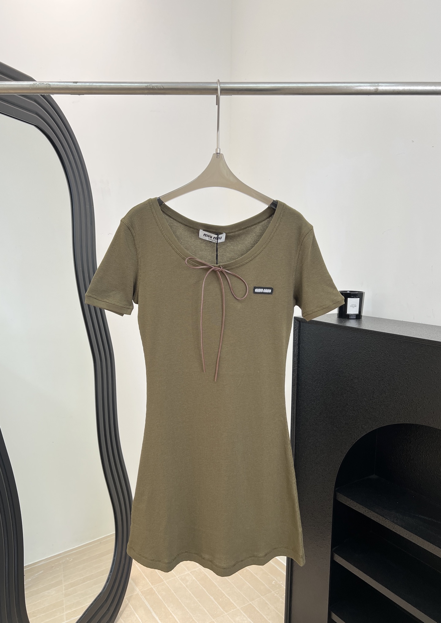 NO:856073,Miu Mi* spring and summer new style cotton olive green dress, custom washed cotton fabric, soft and breathable to the touch, slim fit and short style + neckline tie, low saturation olive green with white waffle texture, casual fit, size S M L,,miumiu,skirts,19860909Miu Mi* 春夏新款 棉质橄榄绿连衣裙、定制洗水棉面料、触感软糯透气、修身短款+领口系带、低饱和橄榄绿显白华夫格肌理清晰、休闲版型 码数S M L,,miumiu,skirts,,Women's clothing