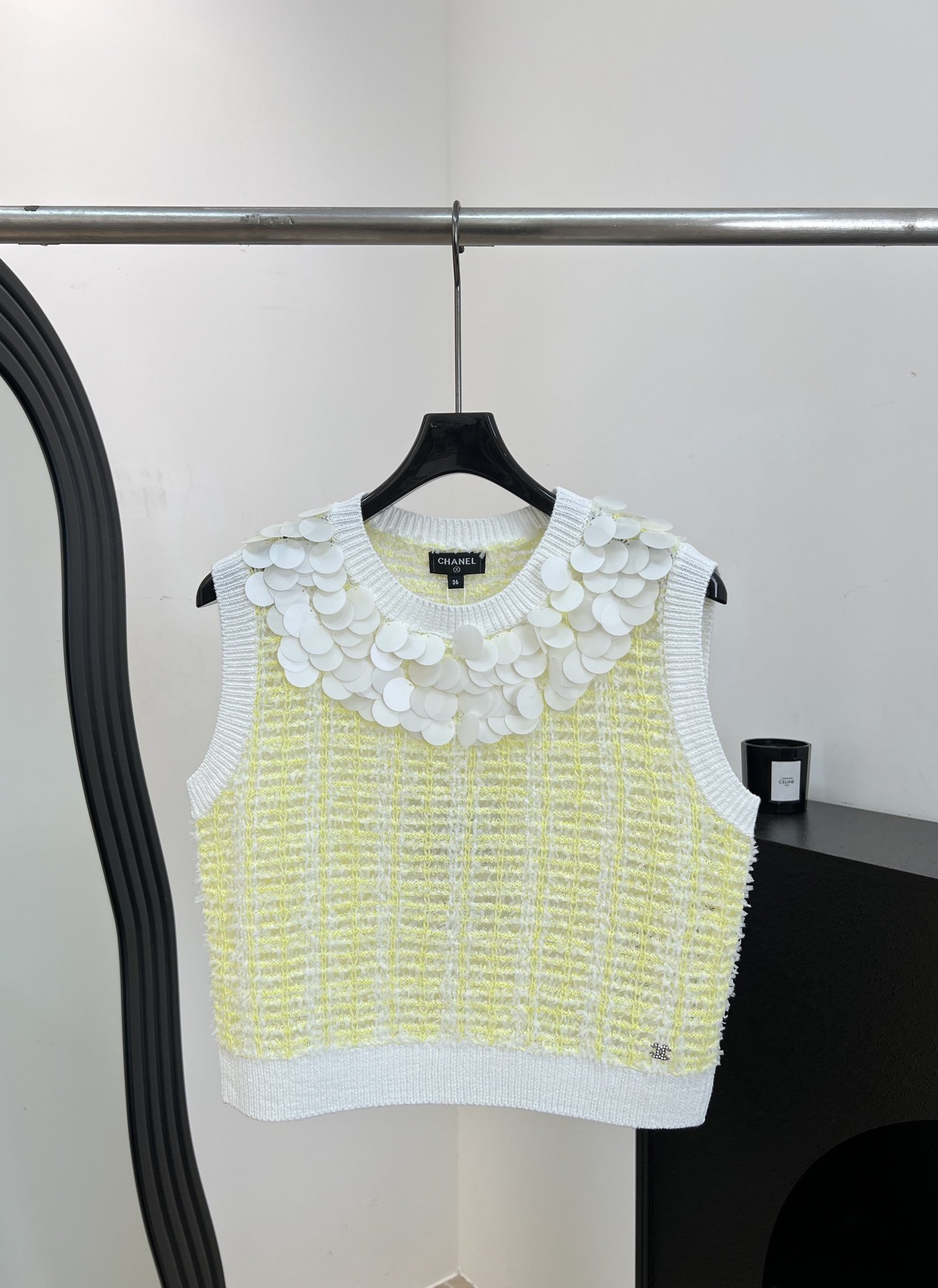 NO:856096,Chane* new spring and summer style tweed sleeveless top, light yellow + white plaid pattern, white fan-shaped decoration on the collar, super layered, sleeveless design with double C logo in the lower right corner, casual fit, size S M L,,chanel,19860909Chane* 春夏新款 粗花呢无袖上衣、浅黄+白色格纹、领口白色扇形装饰超有层次感、无袖设计右下角双C标志、休闲版型 码数S M L,,chanel,,Women's clothing