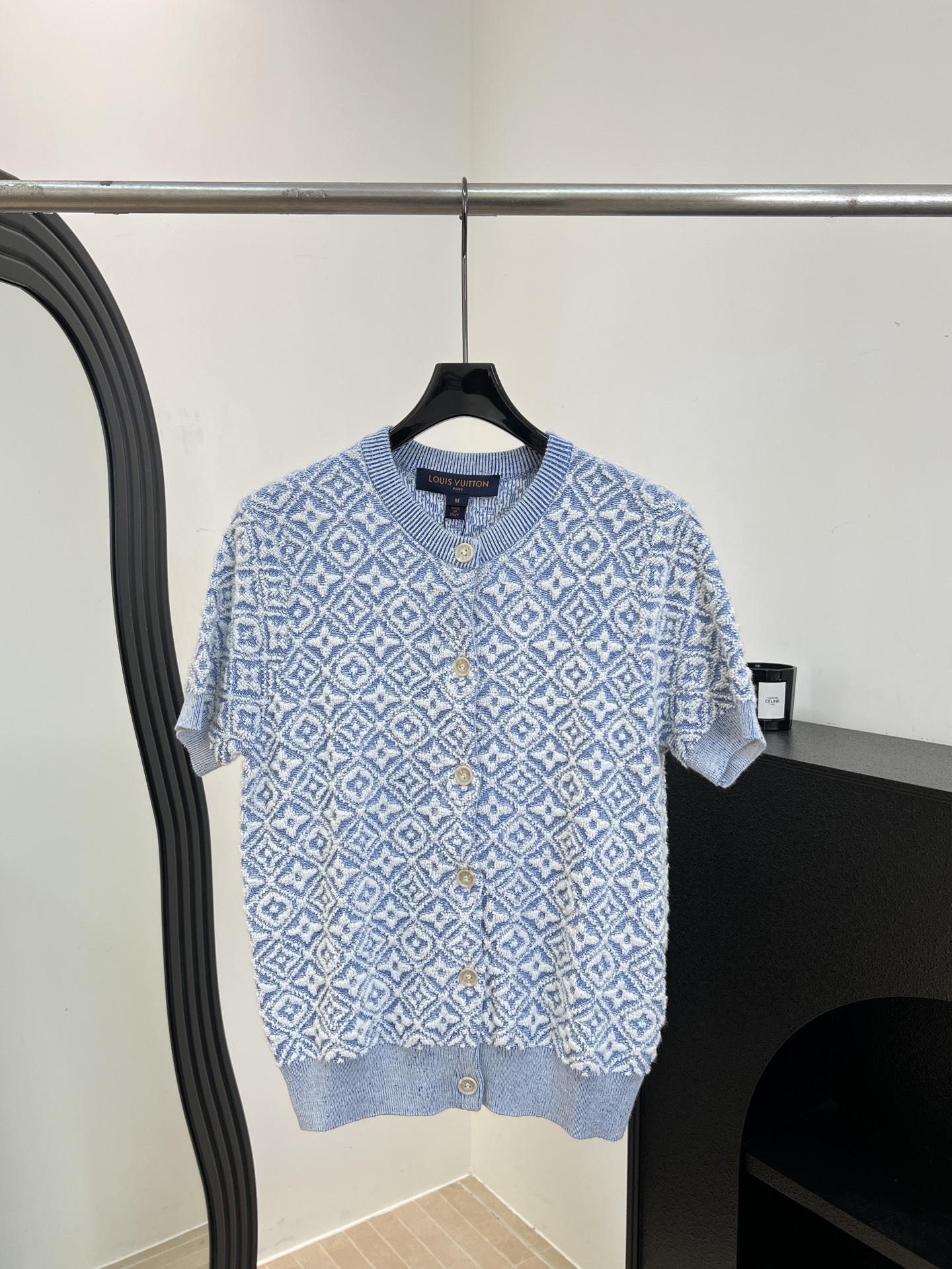 NO:856142,LouisVuitto* Louis spring and summer new cotton presbyopic knitted cardigan, classic Monogram pattern + blue and white gradient, soft knitted fabric breathable and comfortable, round neck short-sleeved design, casual fit size S M L,,louis vuitton,louis vuitton,T-shirt,19860909LouisVuitto* 路易 春夏新款 棉质老花针织开衫、经典Monogram图案+蓝白渐变、柔软针织面料透气又舒适、圆领短袖设计、休闲版型 码数S M L,,louis vuitton,louis vuitton,T-shirt,,Women's clothing