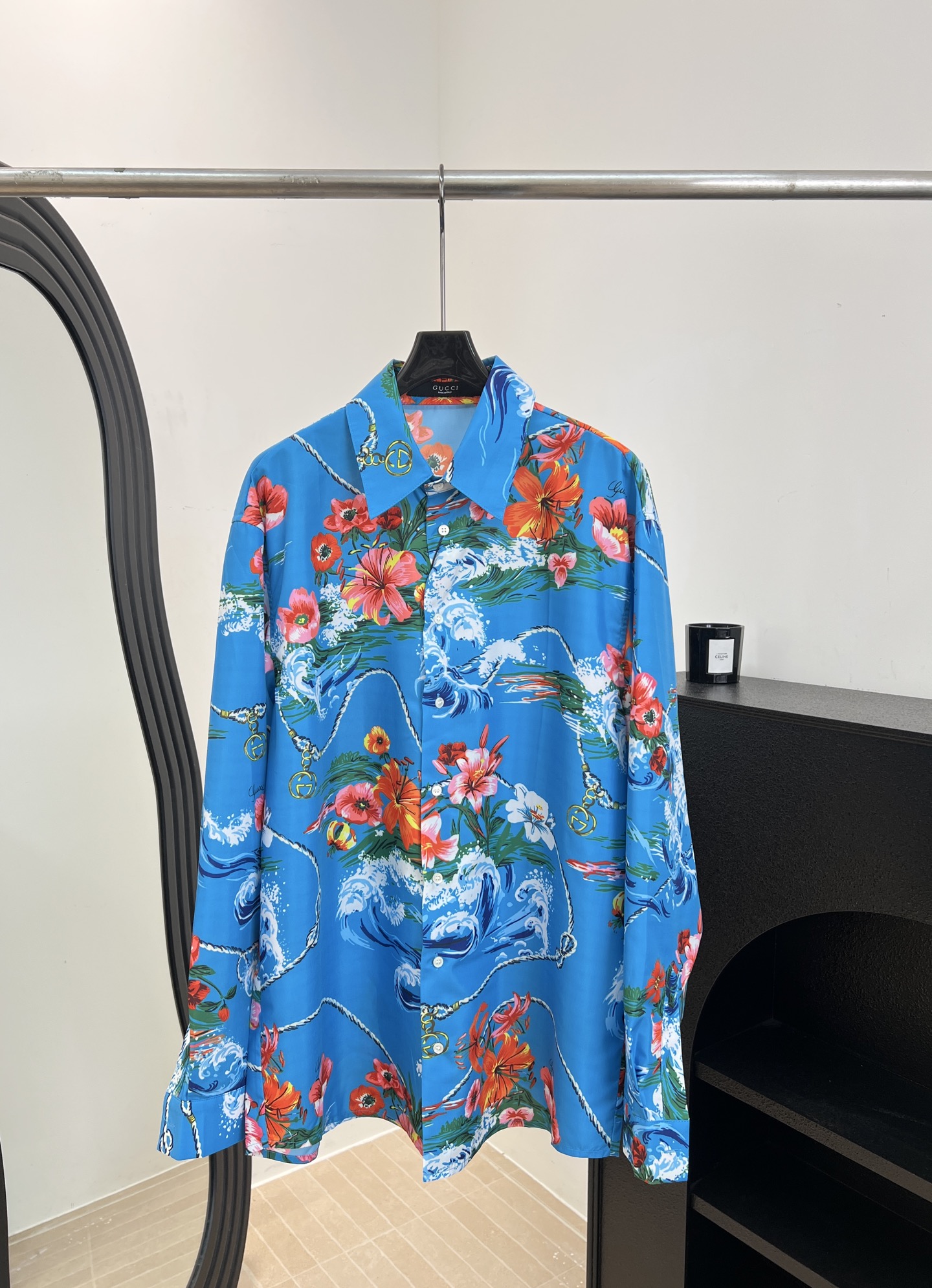 NO:856063,Gucc* early autumn new style, silk lapel long-sleeved shirt, blue fabric with wave flower pattern embellished with brand double LOGO, peak collar design, classic cut, loose fit, size S M L XL,,gucci,19860909Gucc* 早秋新款 丝质翻领长袖衬衣、蓝色面料搭配海浪花朵图案点缀品牌双Glogo、尖领设计、经典版型剪裁 宽松版型 码数S M L XL,,gucci,,Women's clothing