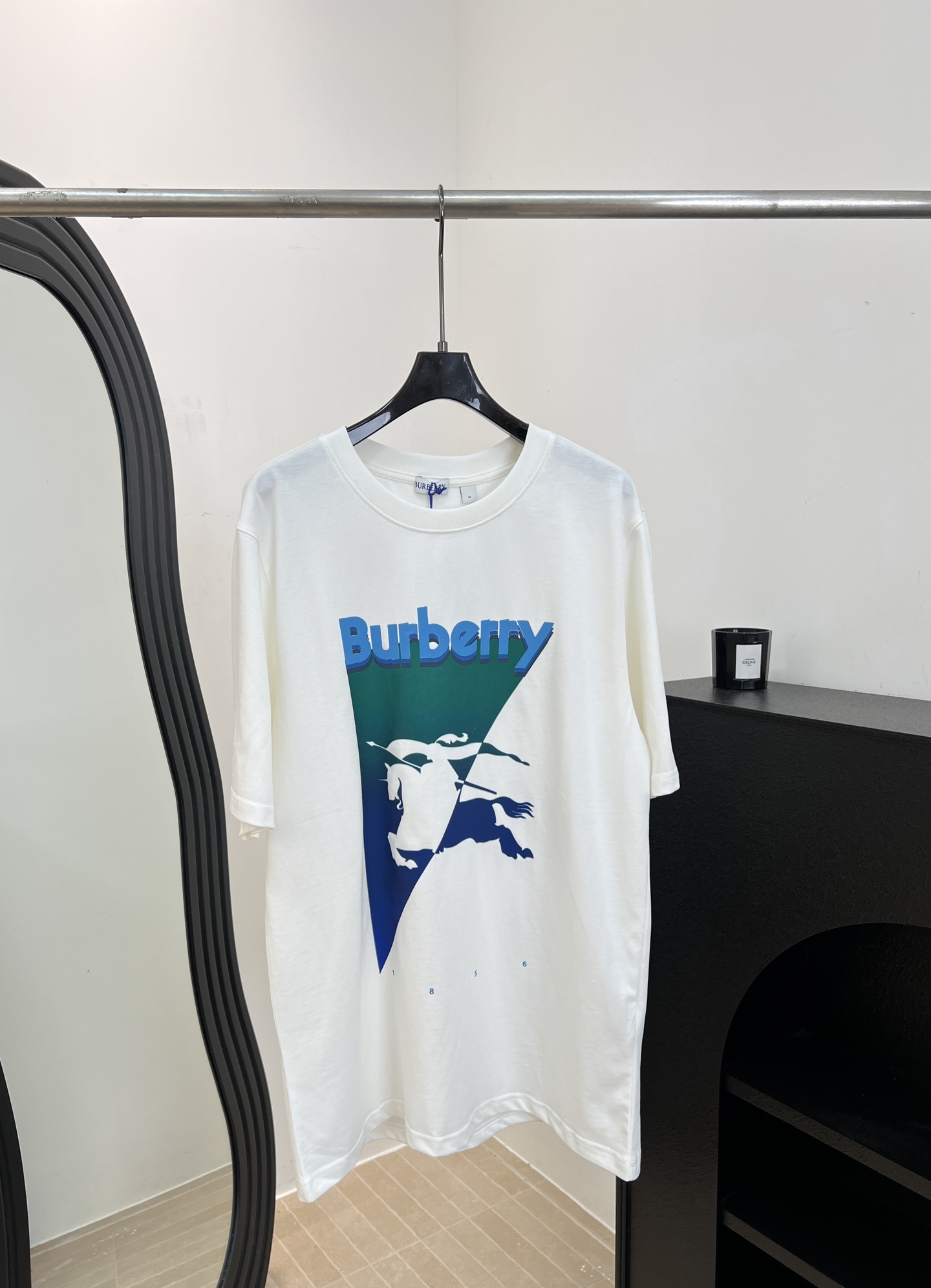 NO:857693,Burberr* spring and summer new style knitted round neck short sleeves, customized high-weight knitted fabric, colorful geometric graphics on the chest, ribbed knitted collar with classic war horse logo and brand letters, classic cut, same size for men and women, size S M L XL,, burberry, T-shirt,19860909Burberr* 春夏新款 针织圆领短袖、定制高克重针织面料、前胸彩色几何图形、搭配经典战马标识和品牌字母罗纹针织衣领、经典版型剪裁、男女同款 码数S M L XL,,burberry,T-shirt,,Women's clothing