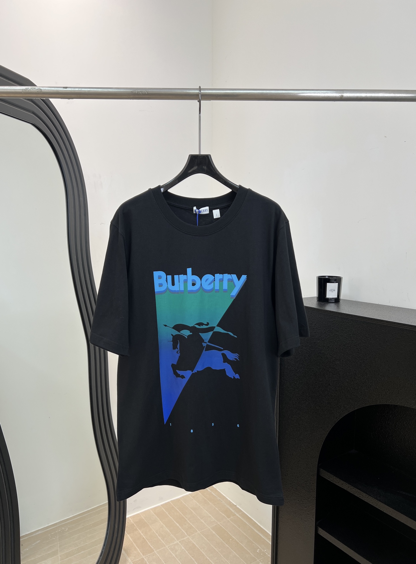 NO:857702,Burberr* spring and summer new style knitted round neck short sleeves, customized high-weight knitted fabric, colorful geometric graphics on the chest, ribbed knitted collar with classic war horse logo and brand letters, classic cut, same size for men and women, size S M L XL,, burberry, T-shirt,19860909Burberr* 春夏新款 针织圆领短袖、定制高克重针织面料、前胸彩色几何图形、搭配经典战马标识和品牌字母罗纹针织衣领、经典版型剪裁、男女同款 码数S M L XL,,burberry,T-shirt,,Women's clothing