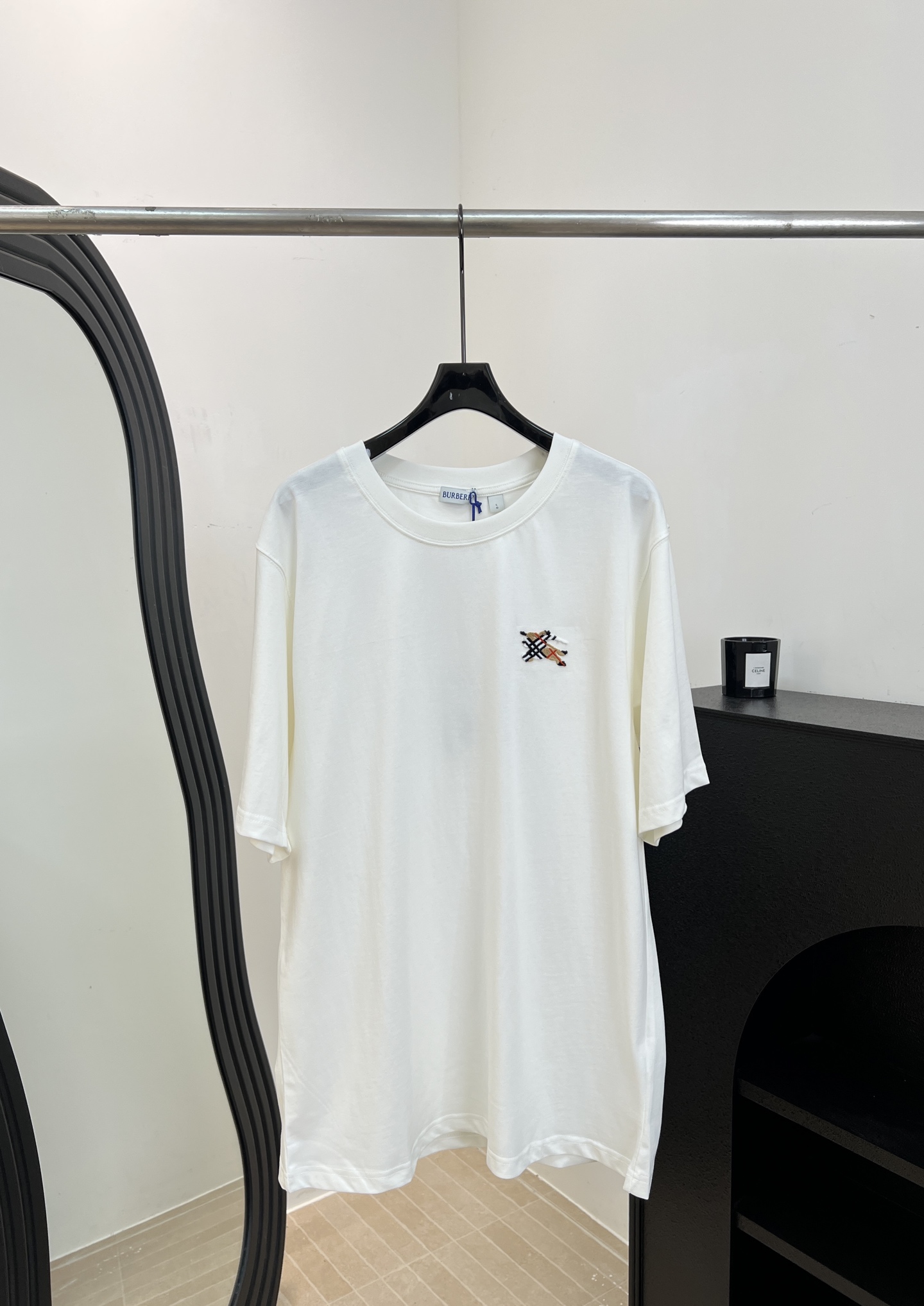 NO:908048,Burberr* spring and summer new style knitted round neck short sleeves, customized high-weight knitted fabric, flocked-effect war horse logo pattern on the chest, composed of vintage plaid, ribbed knitted collar, classic cut, same size for men and women, size S M L XL,, burberry, T-shirt,19860909Burberr* 春夏新款 针织圆领短袖、定制高克重针织面料、前胸植绒效果战马logo图案、由vintage格纹组成、罗纹针织衣领、经典版型剪裁、男女同款 码数S M L XL,,burberry,T-shirt,,Women's clothing