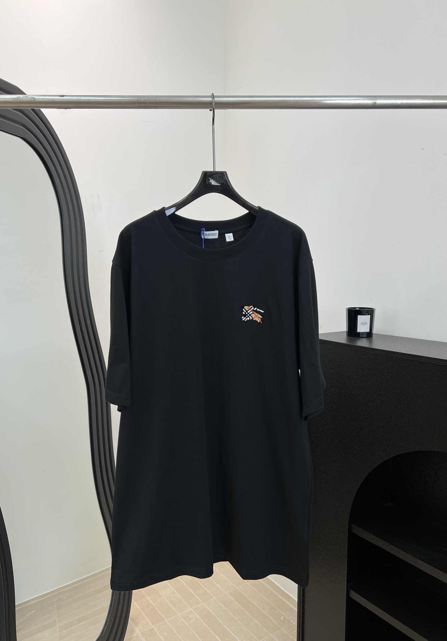NO:857728,Burberr* spring and summer new style knitted round neck short sleeves, customized high-weight knitted fabric, flocked-effect war horse logo pattern on the chest, composed of vintage plaid, ribbed knitted collar, classic cut, same size for men and women, size S M L XL,, burberry, T-shirt,19860909Burberr* 春夏新款 针织圆领短袖、定制高克重针织面料、前胸植绒效果战马logo图案、由vintage格纹组成、罗纹针织衣领、经典版型剪裁、男女同款 码数S M L XL,,burberry,T-shirt,,Women's clothing