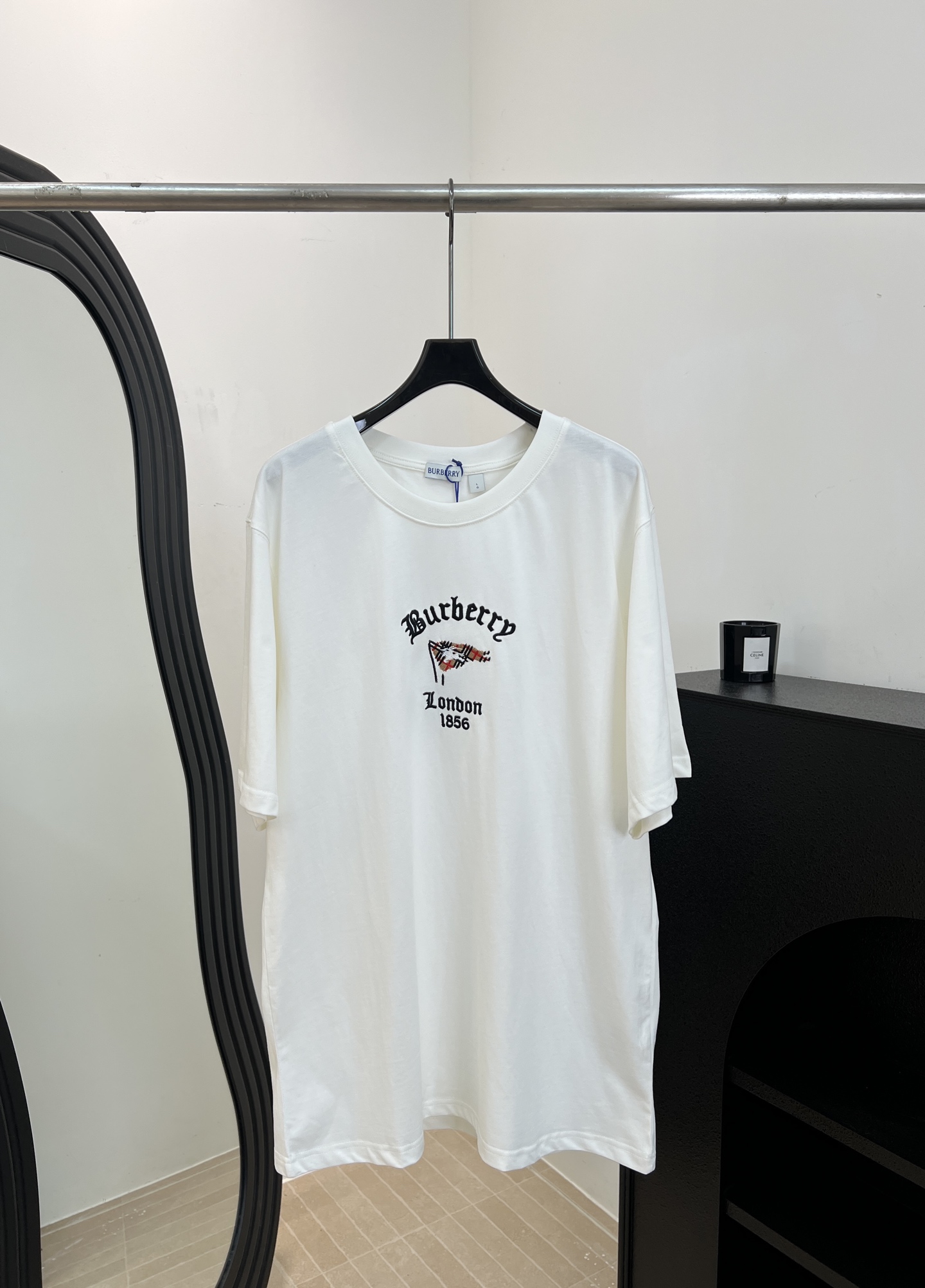 NO:908043,Burberr* spring and summer new style knitted crew neck T-shirt, lightweight plain cotton fabric, decorated with contrasting equestrian knight logo Burberry plaid flag, presenting a casual fit, decorated with new season art pattern embroidery, vivid depiction of the brand logo, casual fit, same size for men and women, size S M L XL,, burberry, tees, t-shirt,19860909Burberr* 春夏新款 针织圆领T恤衫、轻盈平织棉面料、饰有对比感马术骑士徽标Burberry格纹旗帜、呈现休闲版型、装饰新季艺术图案刺绣、生动描绘品牌徽标、休闲版型 男女同款 码数S M L XL,,burberry,tees，t-shirt,,Women's clothing