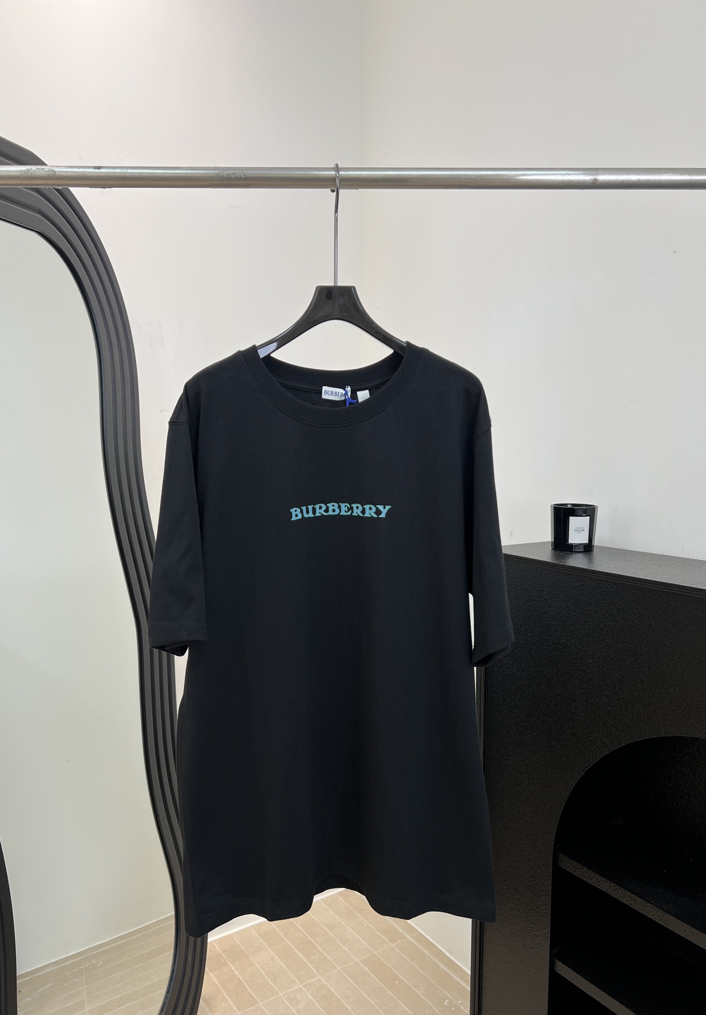 NO:857773,Burberr* spring and summer new style, knitted round neck short sleeves, customized high-weight knitted fabric, colorful letter logo printing on the front, echoing the same color war horse logo on the back, ribbed knitted collar, casual fit, same size for men and women, size S M L XL,, burberry, T-shirt,19860909Burberr* 春夏新款 针织圆领短袖、定制高克重针织面料、前胸彩色字母logo印花、后背呼应同色系战马大logo、罗纹针织衣领、休闲版型、男女同款 码数S M L XL,,burberry,T-shirt,,Women's clothing
