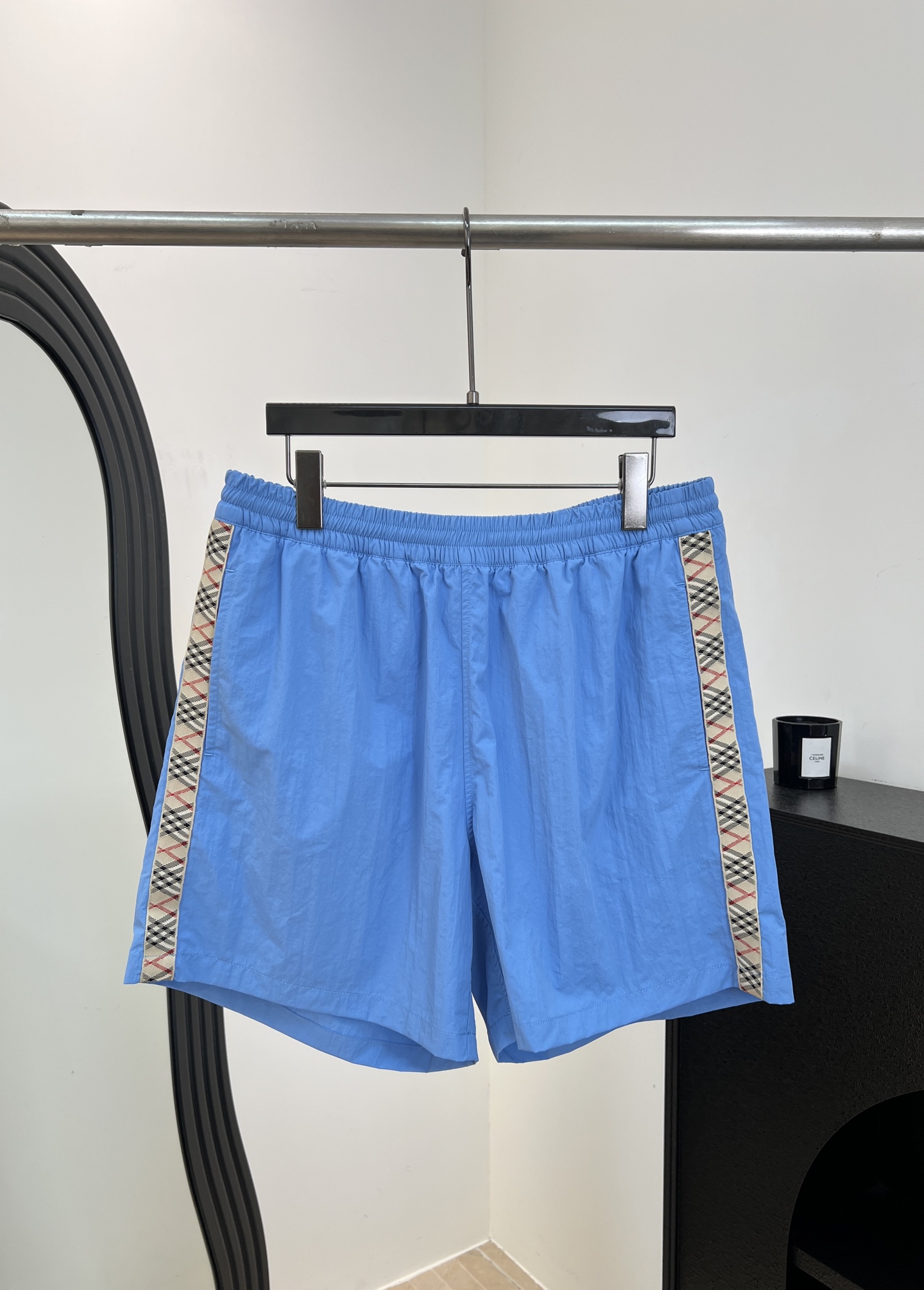 NO:908055,Men's Burberry early autumn new style, woven casual shorts, casual simple design, elastic elastic waistband, classic brand plaid embellishment on the side, back patch pocket with same color drawstring inside, classic war horse label embellishment on the back pocket, straight cut, casual fit, same size for men and women, size S M L XL,, burberry, shorts,19860909男款Burberry 早秋新款 梭织休闲短裤、休闲简单设计款式、弹力松紧带腰围、侧边经典品牌格纹点缀、内里同色系抽绳后贴布口袋、经典战马标签点缀后袋、直筒剪裁 休闲版型、男女同款 码数S M L XL,,burberry,shorts,,Women's clothing