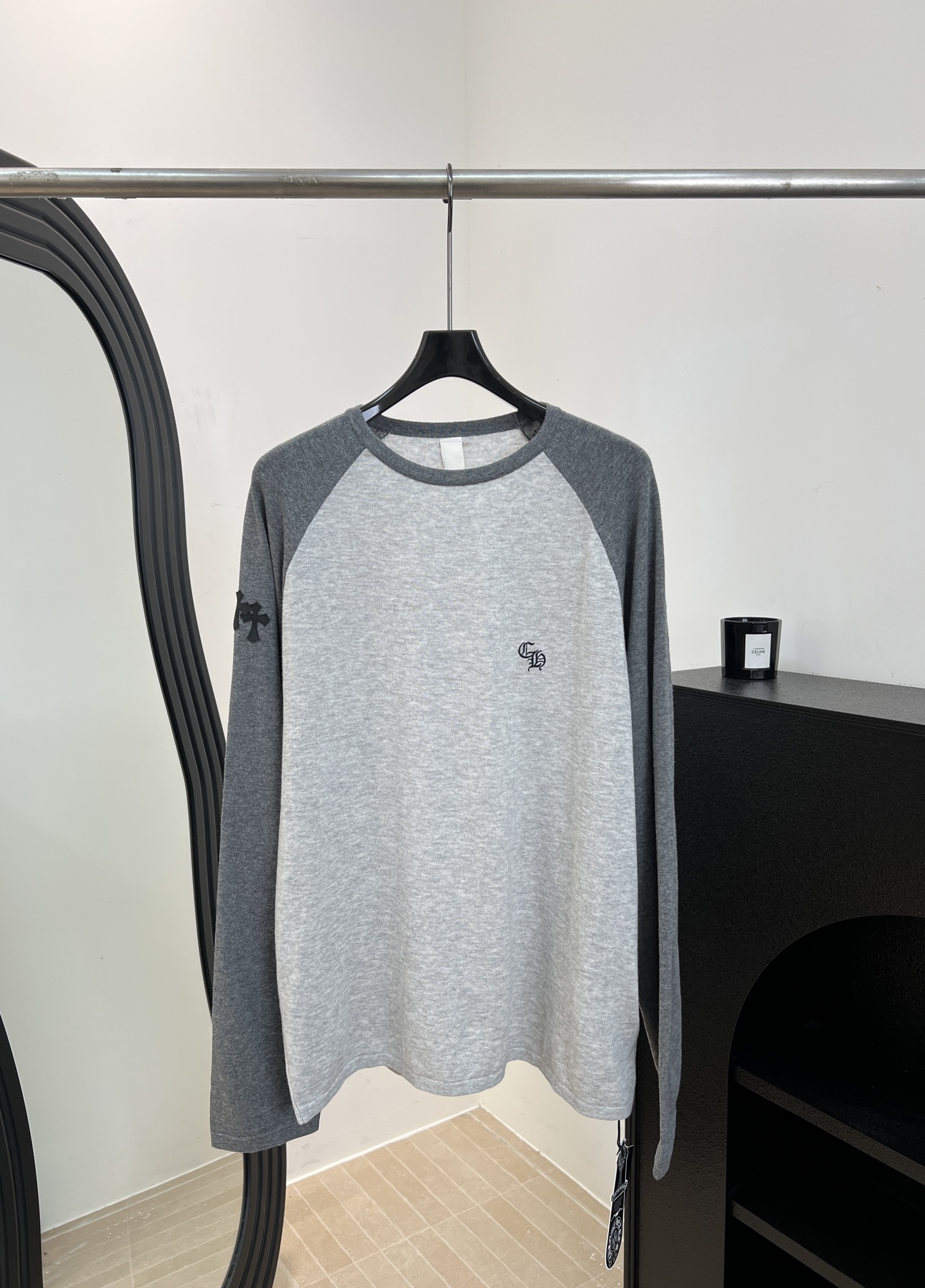 NO:857797,Chrome Heart* Early autumn new style gray color-blocked raglan sleeve long-sleeved T-shirt, cotton knitted fabric is soft and skin-friendly, light gray + dark gray contrasting design, cross embroidery on the chest, raglan sleeves modify the shoulder line, casual fit size S M L,,chrome hearts,chrome hearts,tees,t-shirt,19860909Chrome Heart* 克罗心 早秋新款 灰拼色插肩袖长袖T恤、棉质针织面料柔软亲肤、浅灰+深灰撞色设计、胸前十字架刺绣、插肩袖修饰肩部线条、休闲版型 码数S M L,,chrome hearts,chrome hearts,tees，t-shirt,,Women's clothing