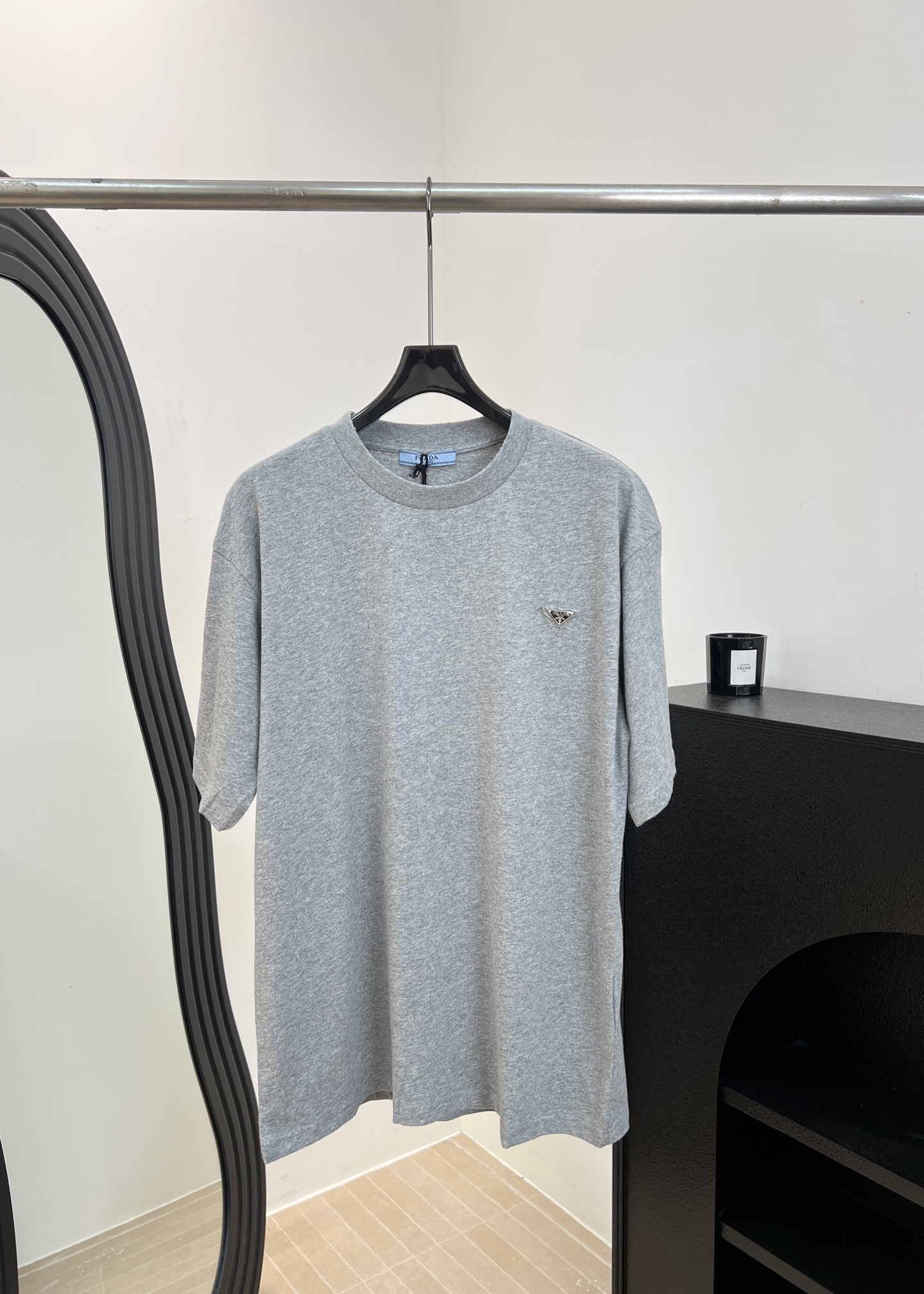 NO:857704,Prad* new spring and summer style round neck gray short-sleeved T-shirt, customized gray cotton fabric, soft and breathable, round neck + shoulder design, inverted triangle logo on the chest, casual fit, same style for men and women, size S M L,, prada, T-shirt, tees, t-shirt,19860909Prad* 春夏新款 圆领灰色短袖T恤,定制灰色棉质面料、柔软透气、圆领+正肩设计、胸前倒三角标、休闲版型、男女同款 码数S M L,,prada,T-shirt,tees，t-shirt,,Women's clothing