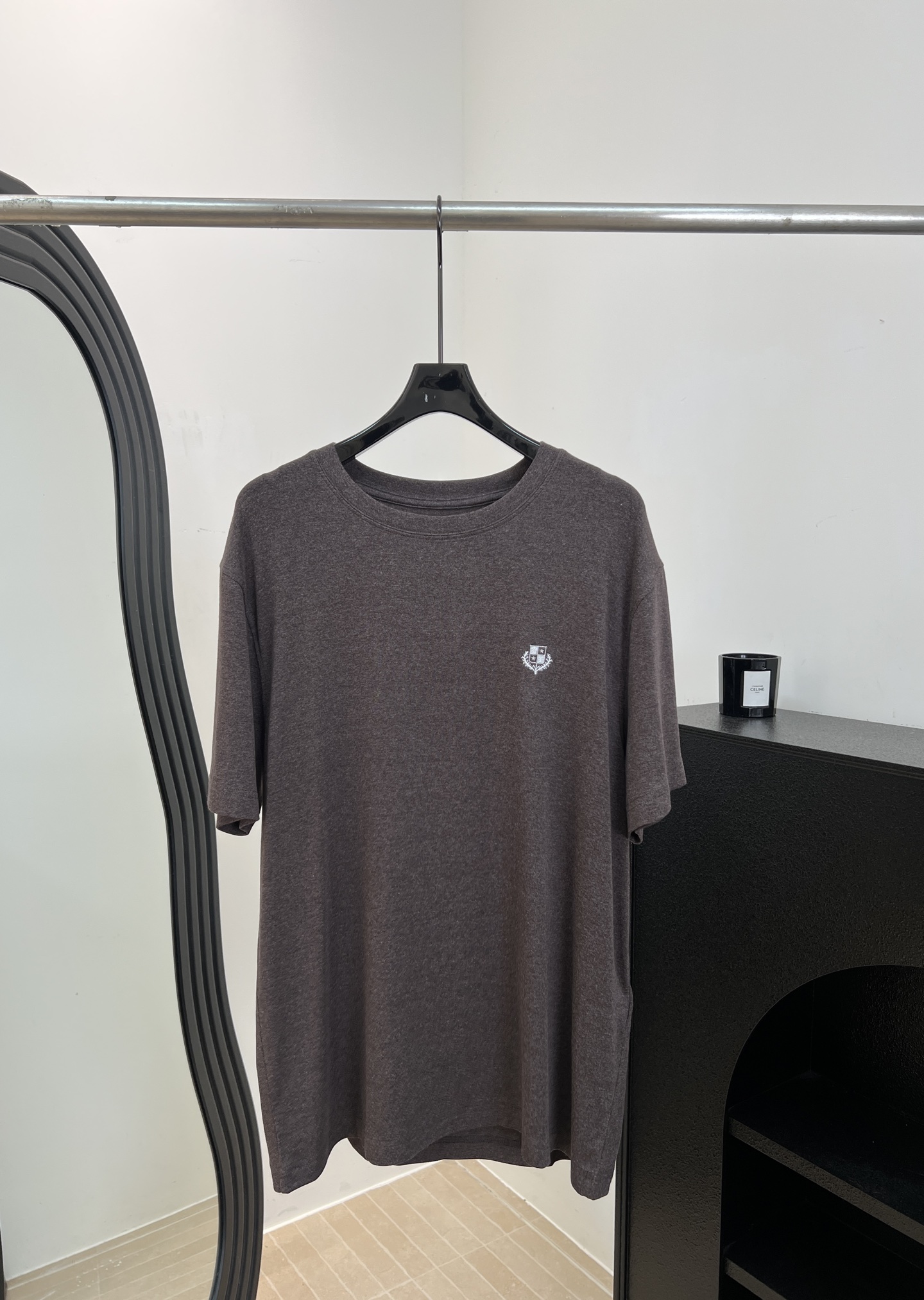 NO:907016,Men's LP spring and summer new solid color round neck short-sleeved T-shirt, made of 67 Tencel, 27 acetate, 6 Lycra spandex, skin-friendly and breathable, shoulder design, small embroidery details on the chest, elastic fabric, loose fit, size S M L XL,, loro piana, T-shirt, tees, t-shirt,19860909男款LP 春夏新款 纯色圆领短袖T恤、 采用67天丝 27醋酸纤维 6莱卡氨纶亲肤透气、正肩设计、胸口小刺绣细节、面料有弹性、宽松版型 码数S M L XL,,loro piana,T-shirt,tees，t-shirt,,Women's clothing