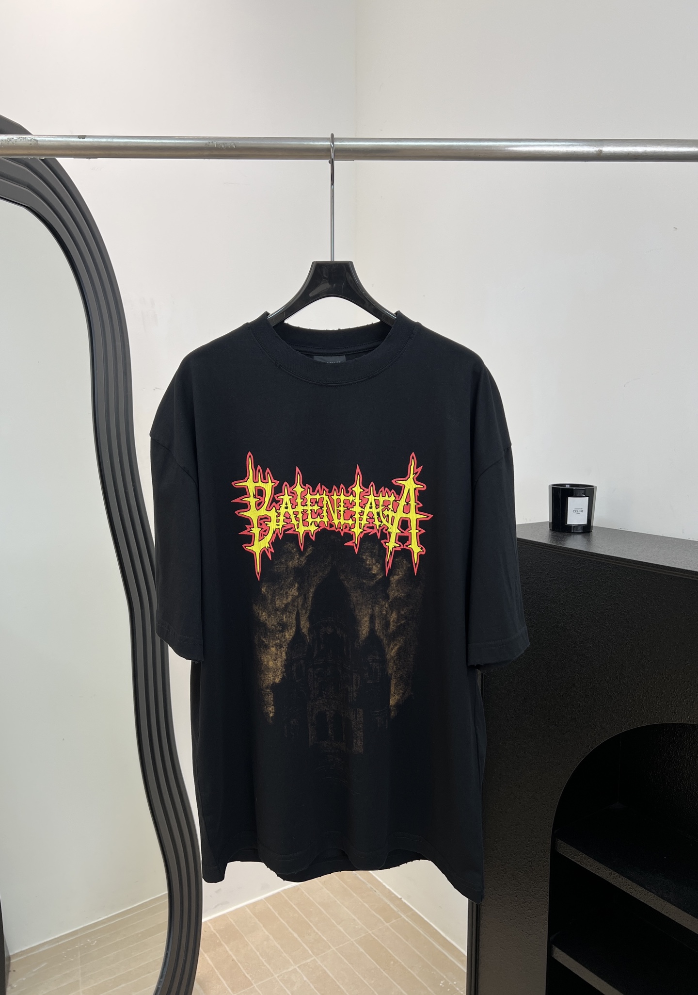 NO:862337,BALENCIAG*A Paris Spring and Summer New Sacre Coeur T-shirt, custom washed black pure cotton material, flame gothic font on the chest, Paris Sacred Heart Cathedral print, old craftsmanship with a street feel, loose Oversize version, same style for men and women, size S M L XL,, balenciaga, versace, tees, t-shirt,19860909BALENCIAG*A 巴黎 春夏新款 圣心大教堂T恤、定制洗水黑色纯棉材质、胸前火焰哥特字体、巴黎圣心大教堂印花、做旧工艺超有街头感、宽松Oversize版型、男女同款 码数S M L XL,,balenciaga,versace,tees，t-shirt,,Women's clothing