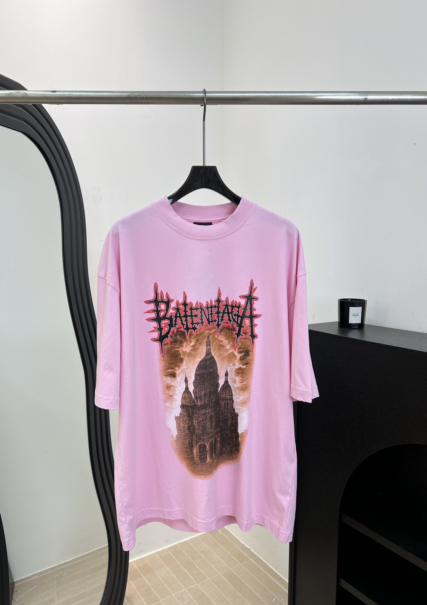 NO:862350,BALENCIAG*A Paris Spring and Summer New Sacre Coeur T-shirt, custom washed pink cotton material, flame gothic font on the chest, Paris Sacred Heart Cathedral print, old craftsmanship with a street feel, loose Oversize version, same size for men and women, size S M L XL,, balenciaga, versace, tees, t-shirt,19860909BALENCIAG*A 巴黎 春夏新款 圣心大教堂T恤、定制洗水粉色纯棉材质、胸前火焰哥特字体、巴黎圣心大教堂印花、做旧工艺超有街头感、宽松Oversize版型、男女同款 码数S M L XL,,balenciaga,versace,tees，t-shirt,,Women's clothing
