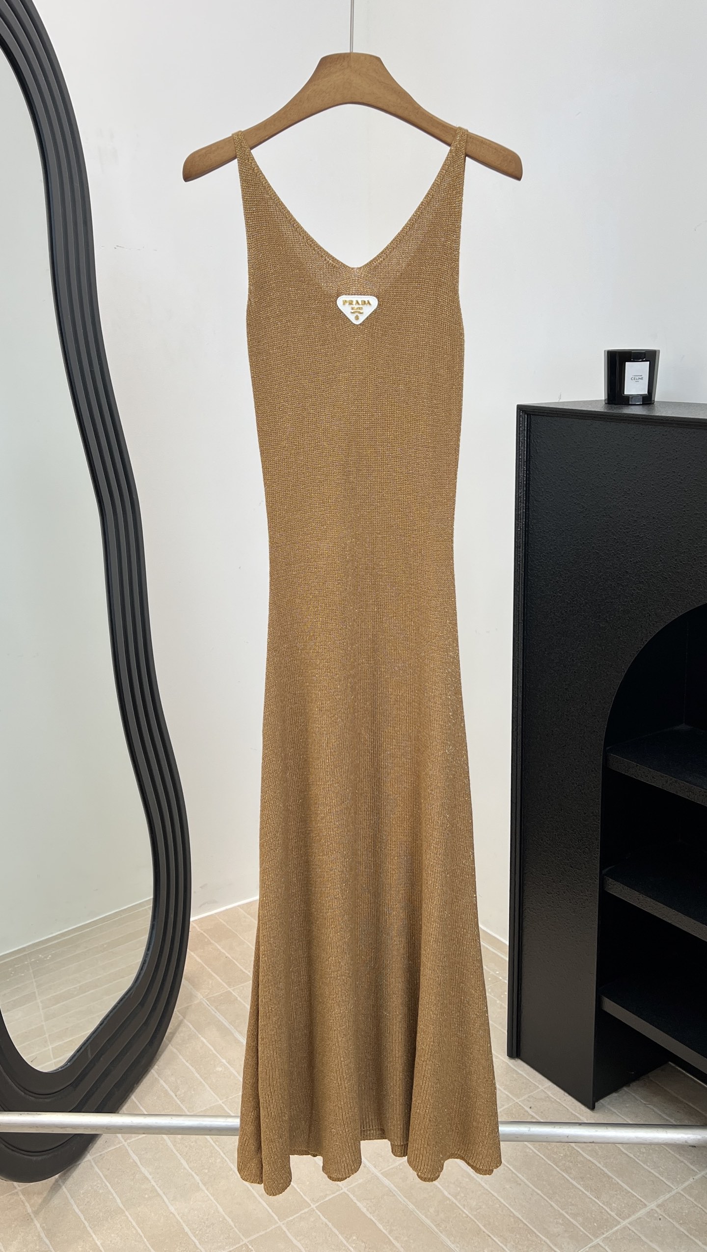 NO:862377,Prad* new spring and summer V-neck knitted vest dress, Tencel mulberry silk blended fabric is soft and skin-friendly, perfect drape, V-neck design modifies the neck line, inverted triangle pattern on the chest, casual fit, size S M L,, prada, skirts,19860909Prad* 春夏新款 V领针织背心连衣裙、天丝桑蚕丝混纺面料柔软亲肤、垂坠感满分、V领设计修饰颈部线条、胸前有倒三角图案、休闲版型 码数S M L,,prada,skirts,,Women's clothing