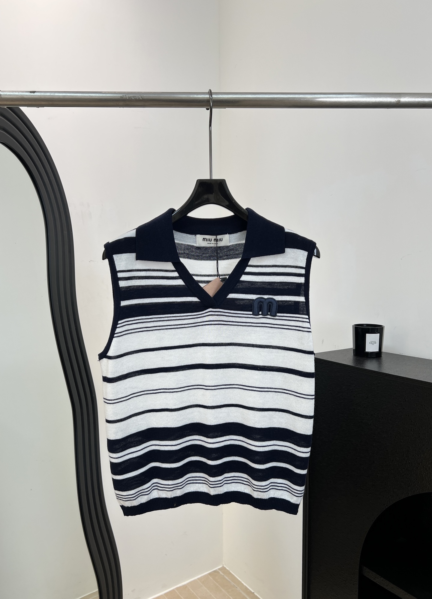 NO:862404,MiuMi* new spring and summer style striped sleeveless sweater, classic navy design, blue and white stripes + dark blue lapels, custom-dyed wool blend soft knitted fabric, V-neck to modify the neck line, 'M' embroidered pattern on the chest, casual fit Size S M L,,miumiu,19860909MiuMi* 春夏新款 条纹无袖针织衫、经典海军风设计、蓝白条纹+深蓝翻领、定染羊毛混纺柔软针织面料、V领修饰颈部线条、胸前“M”刺绣图案、休闲版型 码数S M L,,miumiu,,Women's clothing