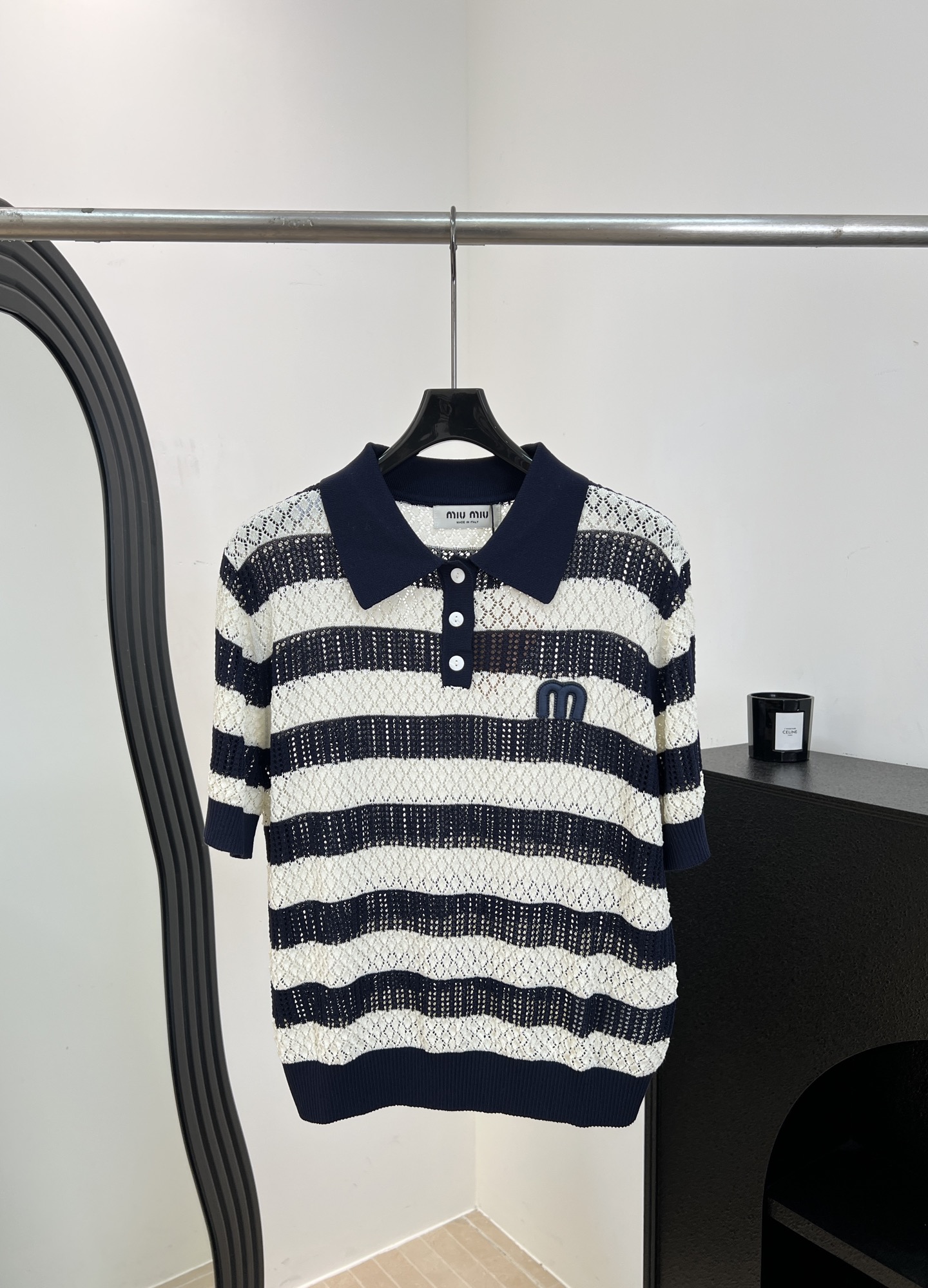 NO:862429,MiuMi* new spring and summer style striped knitted short-sleeved shirt, blue and white stripes + dark blue polo collar, custom-dyed wool blended soft knitted fabric, hollow rhombus pattern, 'M' embroidered pattern on the chest, casual fit, size S M L,,miumiu,T-shirt,19860909MiuMi* 春夏新款 条纹针织短袖衫、蓝白条纹+深蓝polo领、定染羊毛混纺柔软针织面料、镂空菱格花纹、胸前“M”刺绣图案、休闲版型 码数S M L,,miumiu,T-shirt,,Women's clothing