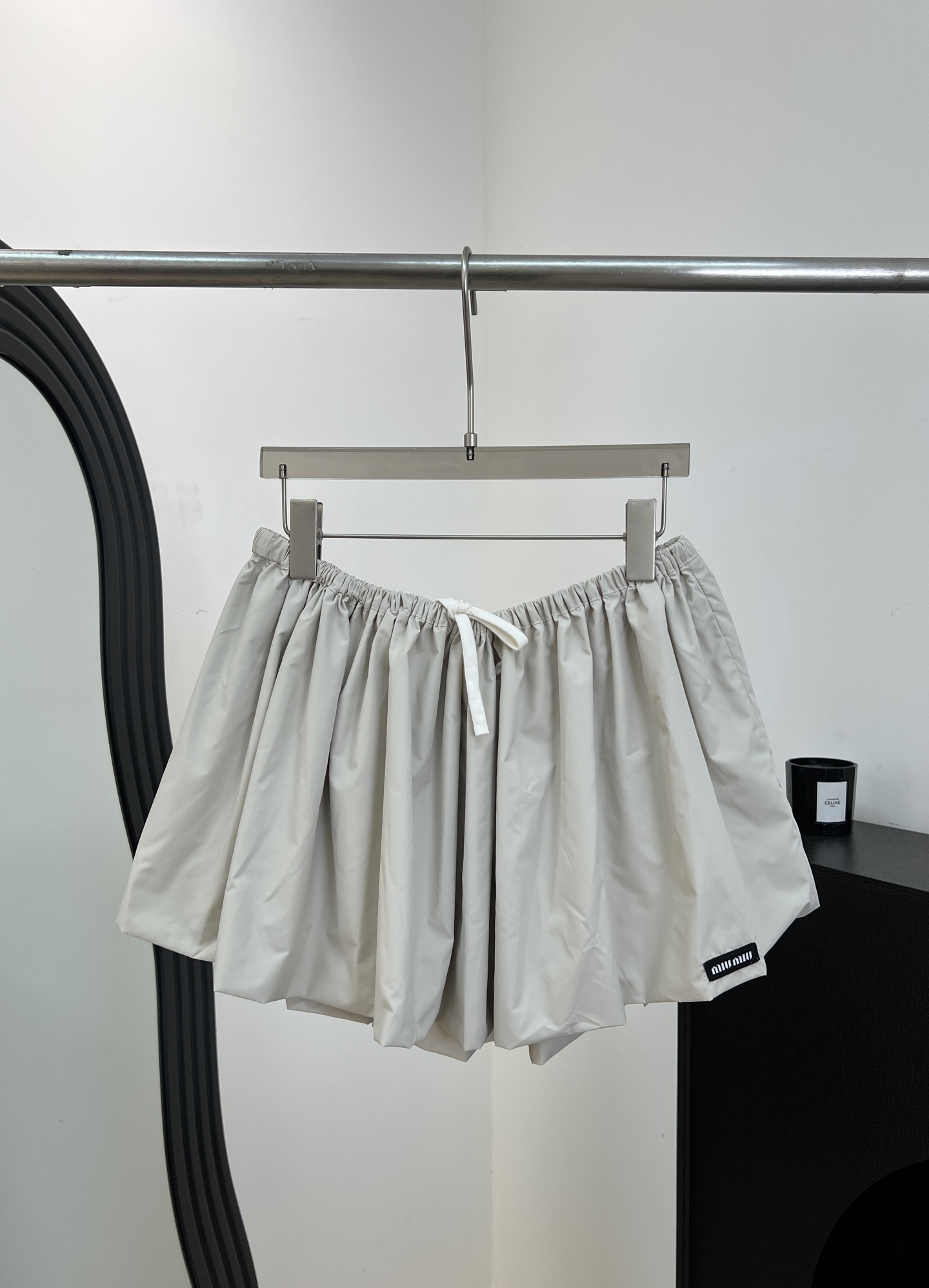 NO:862496,Miu Mi* new spring and summer style shorts and bud skirt, made of dyed recycled polyester fiber, elastic waist + drawstring design, natural pleats on the skirt, full layering, no lining, casual fit, size S M L,,miumiu,skirts,shorts,19860909Miu Mi* 春夏新款 短裤花苞半裙、定染再生聚酯纤维材质、松紧腰+抽绳设计、裙摆自然褶皱、层次感满满、无内衬、休闲版型 码数S M L,,miumiu,skirts,shorts,,Women's clothing