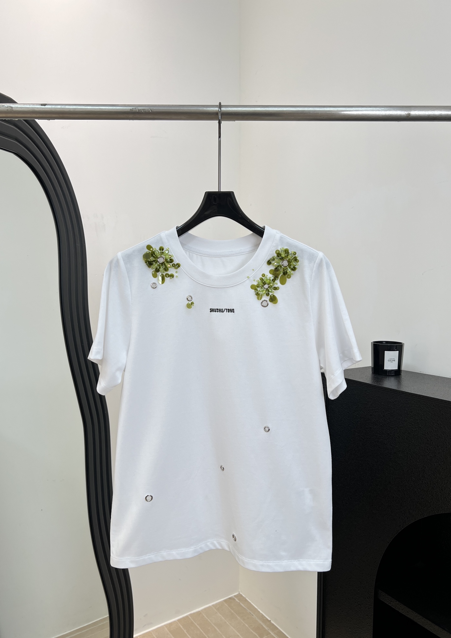 NO:923135,SHUSHU/TON* Spring and summer new round neck beaded T-shirt, white cotton fabric, comfortable and breathable, green beaded + eyelet design, full of artistic details, loose fit, size S M L,, tees, t-shirt,19860909SHUSHU/TON* 春夏新款 圆领钉珠花T恤、白色棉质面料、舒适透气、绿色钉珠花+气眼设计,细节满满艺术感十足、宽松版型 码数S M L,,tees，t-shirt,,Women's clothing