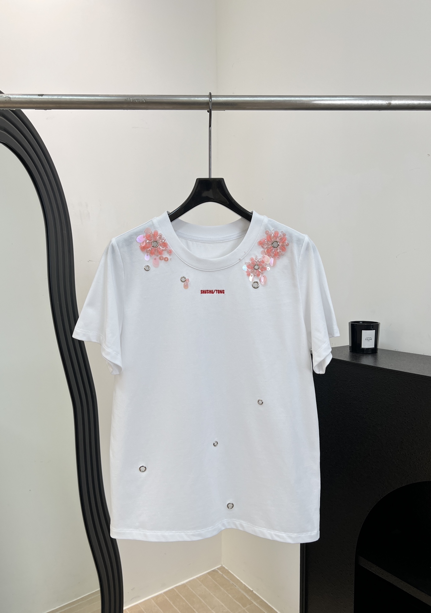 NO:862533,SHUSHU/TON* Spring and summer new round neck beaded T-shirt, white cotton fabric, comfortable and breathable, green beaded + eyelet design, full of artistic details, loose fit, size S M L,, tees, t-shirt,19860909SHUSHU/TON* 春夏新款 圆领钉珠花T恤、白色棉质面料、舒适透气、绿色钉珠花+气眼设计,细节满满艺术感十足、宽松版型 码数S M L,,tees，t-shirt,,Women's clothing