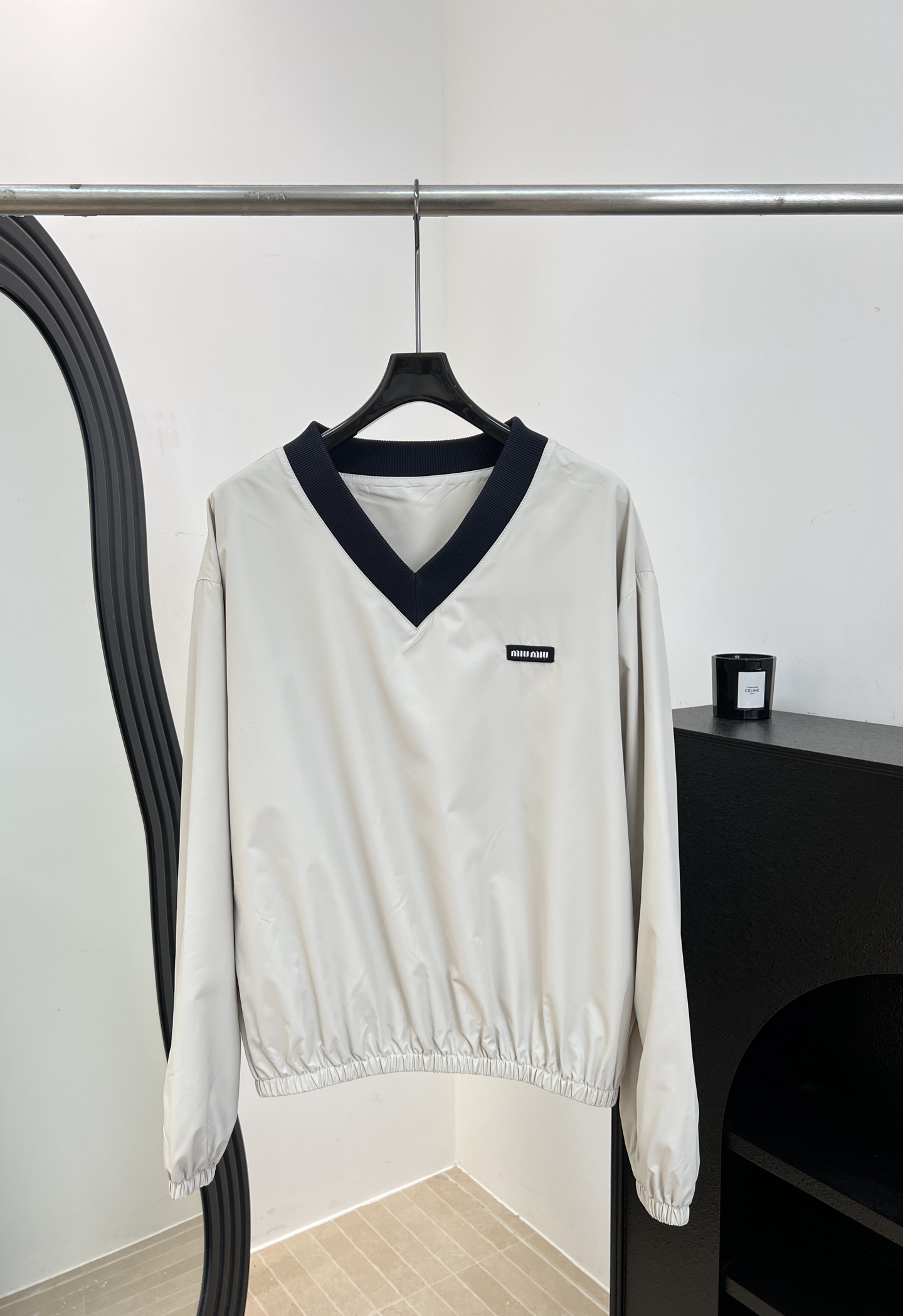 NO:862453,Miu Mi* new early autumn style satin long-sleeved v-neck pullover, made of light beige technical nylon fabric, decorated with embroidered brand logo, V-neck collar with dark blue knitted edges, elastic hem and cuffs, loose fit Size S M L,,miumiu,19860909Miu Mi* 早秋新款 緞面长袖v领套头衫、浅米色科技尼龙面料制作、饰有品牌标识刺绣徽标、V领领口拼接深蓝色针织边、松紧下摆与袖口、宽松版型 码数S M L,,miumiu,,Women's clothing