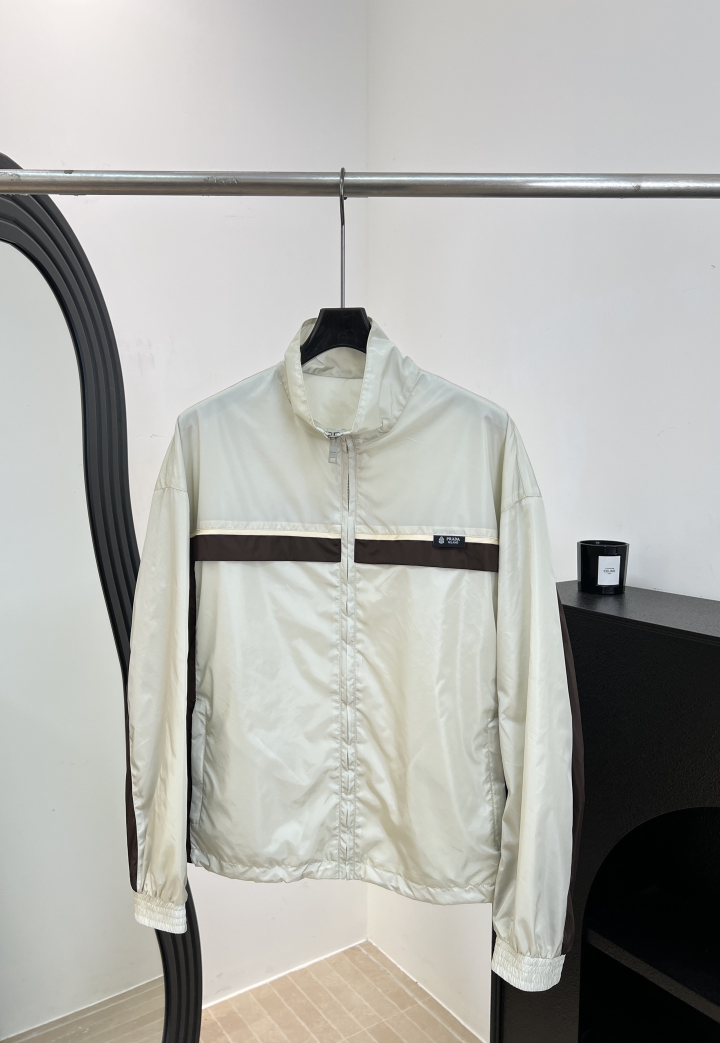 NO:862476,Prad* Early Autumn New Style Colorblock Stand Collar Nylon Jacket, Made of Beige Nylon Light Windproof Fabric, Beige + Brown Contrast Design, Retro and High-end, Loose Fit Size S M L,, prada, jackets & coats,19860909Prad* 早秋新款 拼色立领尼龙夹克、采用米色尼龙轻薄防风面料、米白+棕色撞色设计、复古又高级、宽松版型 码数S M L,,prada,jackets & coats,,Women's clothing