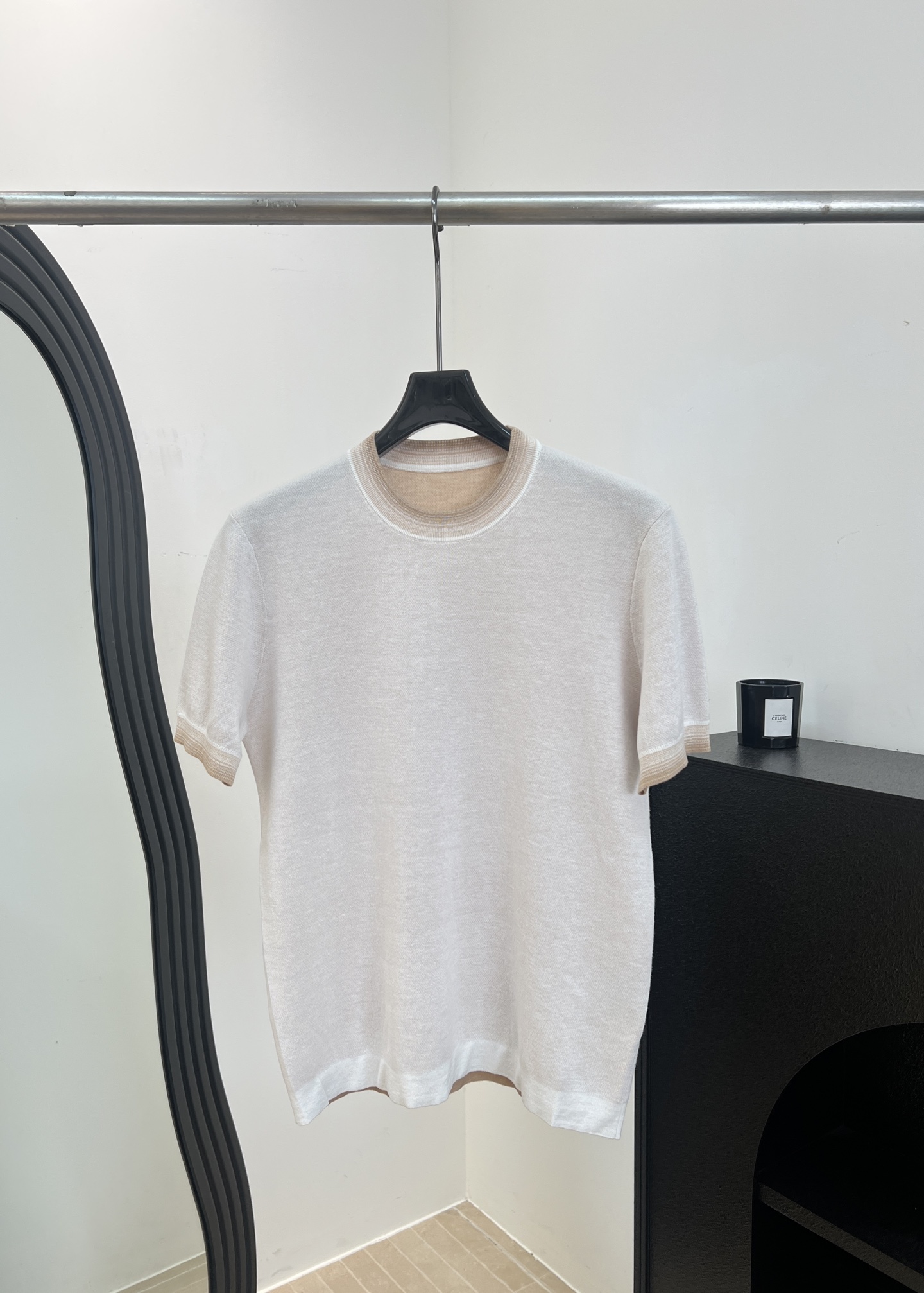 NO:862519,Loro Pian* LP new spring and summer linen blended short-sleeved T-shirt, contrasting collar and cuffs, breathable linen blended material, round neck design, versatile, casual fit, size S M L,,loro piana,loro piana,T-shirt,tees,t-shirt,19860909Loro Pian* LP 春夏新款 亚麻混纺短袖T恤、领口和袖口撞色设计、亚麻混纺材质透气、圆领设计百搭、休闲版型 码数S M L,,loro piana,loro piana,T-shirt,tees，t-shirt,,Women's clothing