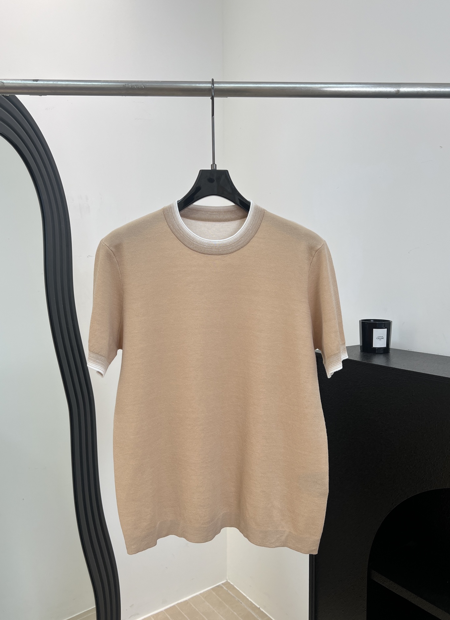 NO:862527,Loro Pian* LP new spring and summer linen blended short-sleeved T-shirt, contrasting collar and cuffs, breathable linen blended material, round neck design, versatile, casual fit, size S M L,,loro piana,loro piana,T-shirt,tees,t-shirt,19860909Loro Pian* LP 春夏新款 亚麻混纺短袖T恤、领口和袖口撞色设计、亚麻混纺材质透气、圆领设计百搭、休闲版型 码数S M L,,loro piana,loro piana,T-shirt,tees，t-shirt,,Women's clothing