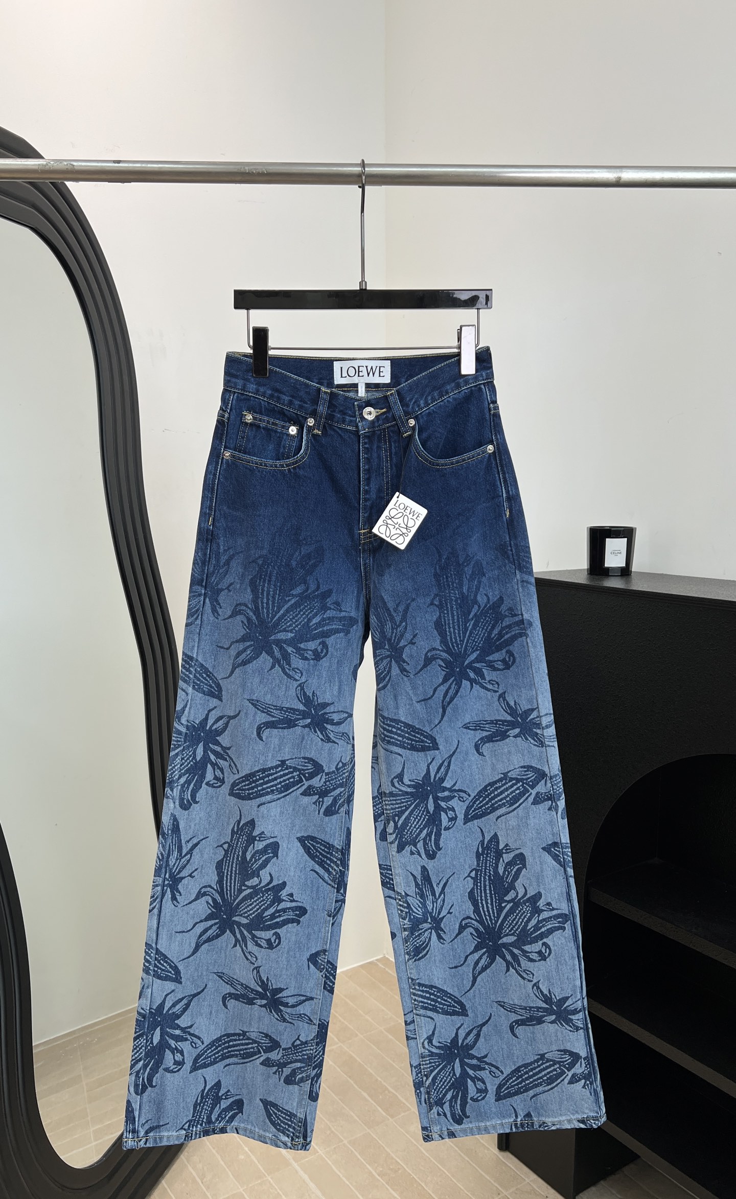 NO:862544,Loew* new spring and summer corn print jeans, made of customized cotton denim, retro plant print, perfect drape, gradient print inspired by natural elements, straight fit, size S M L,,loewe,jeans,19860909Loew* 春夏新款 玉米印花牛仔裤、采用定制棉质牛仔布、复古植物印花、垂坠感满分、渐变印花灵感来自自然元素、直筒版型 码数S M L,,loewe,jeans,,Women's clothing