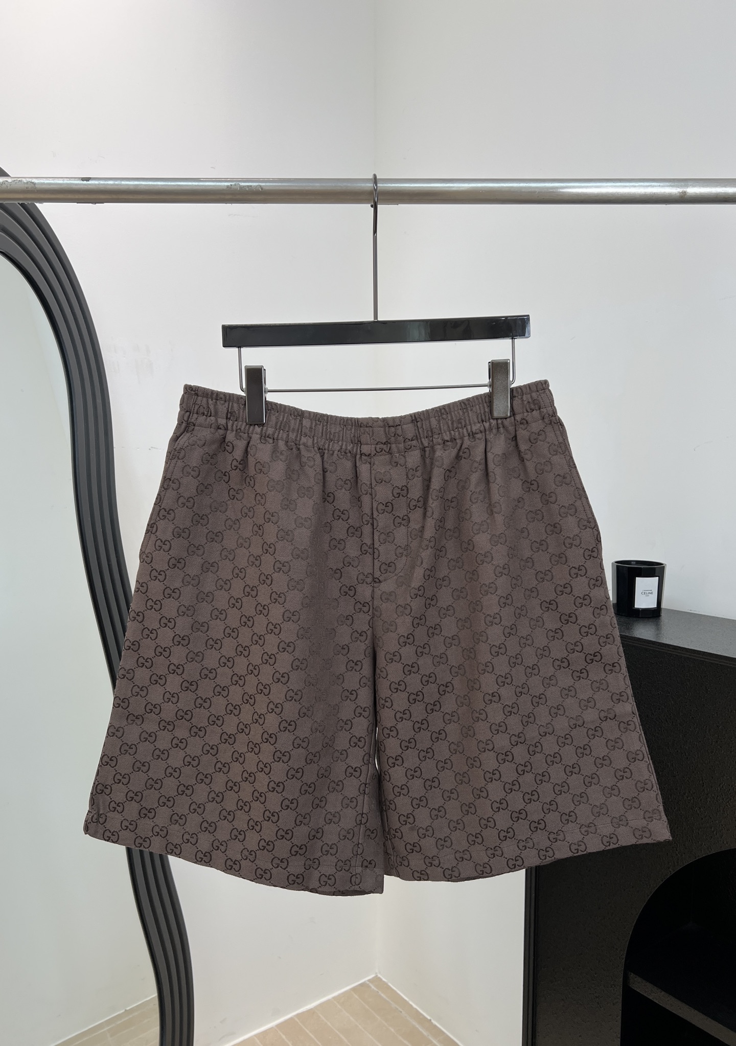 NO:867852,Gucc* early autumn new style straight embossed casual shorts, cotton jacquard fabric, branded double glogo jacquard, back symmetrical patch pockets with same-color drawstring details, classic casual style, size S M L XL,, gucci, shorts,19860909Gucc* 早秋新款 直筒压花休闲短裤、棉质提花面料、品牌双glogo 提花、后对称贴布口袋同色系抽绳细节、经典休闲款式 码数S M L XL,,gucci,shorts,,Women's clothing