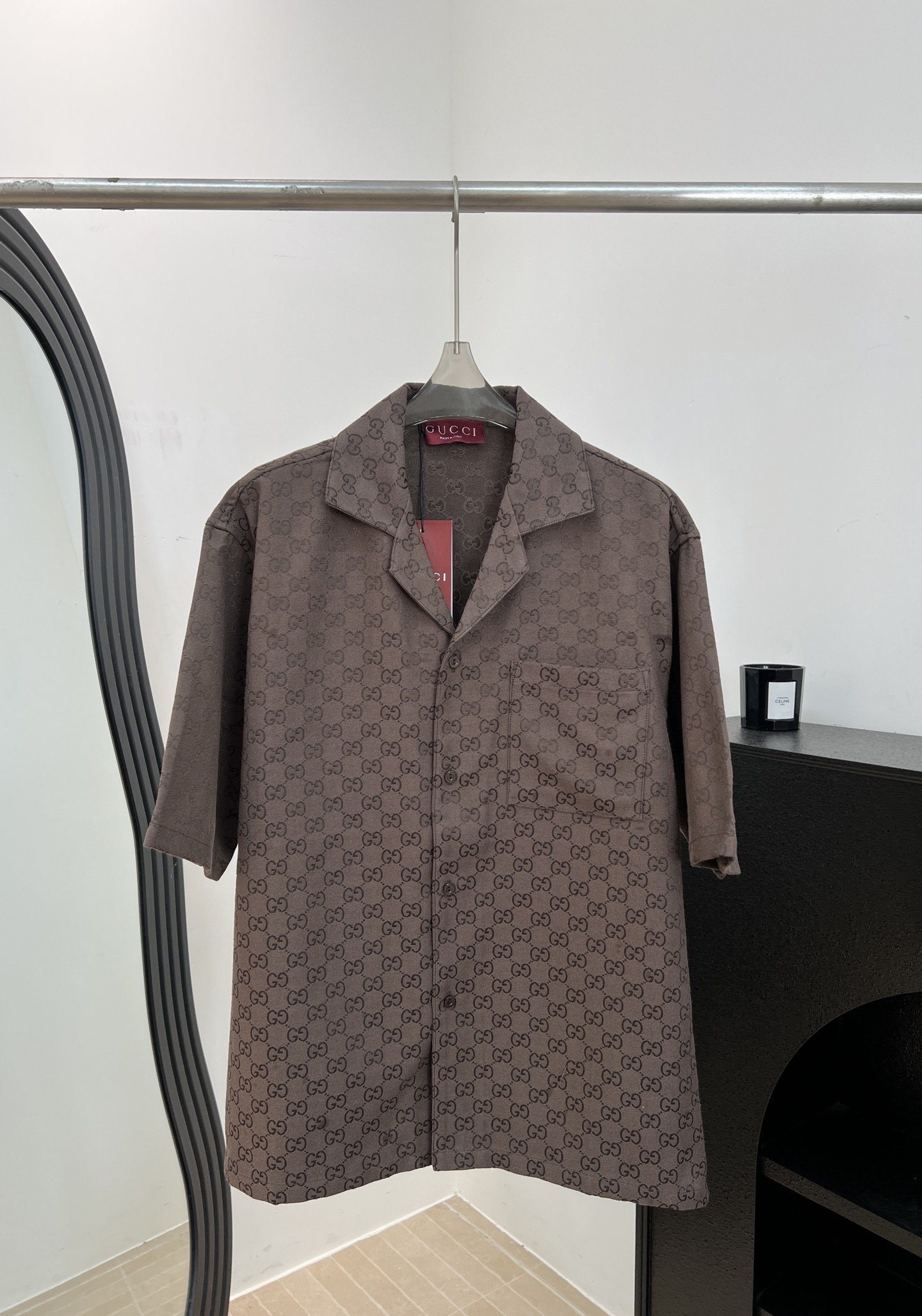NO:867864,Gucc* Early Autumn New Style Double G jacquard short-sleeved shirt, classic cotton jacquard fabric, button placket, chest patch pocket all over with classic Double G interlocking logo, open hem design, casual fit, size S M L XL,, gucci, T-shirt,19860909Gucc* 早秋新款 双G提花短袖衬衣、经典棉质提花面料、纽扣开合门襟、前胸贴布口袋满身经典双G互扣logo、下摆处开口设计、休闲版型 码数S M L XL,,gucci,T-shirt,,Women's clothing
