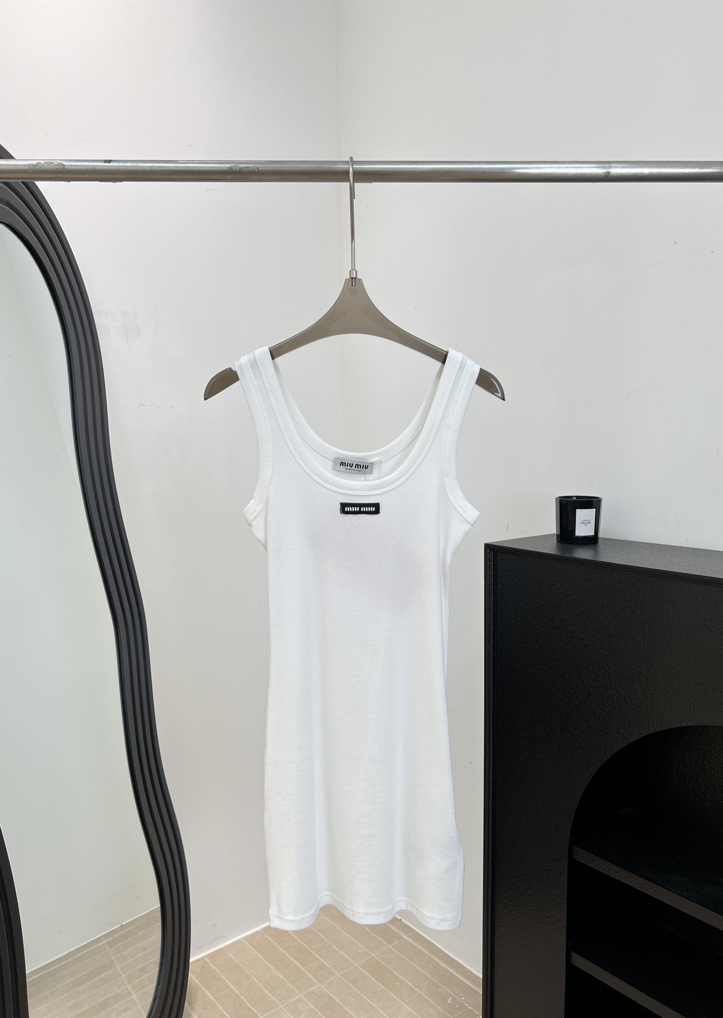 NO:867924,Miu Mi* new spring and summer style sleeveless knitted vest dress, simple slim design, soft knitted fabric, brand embroidered logo on the chest, round neck sleeveless spring and summer, it is OK to wear alone or layered, casual fit, size S M L,,miumiu,skirts,19860909Miu Mi* 春夏新款 无袖针织背心连衣裙、简约修身设计、柔软针织面料、胸前品牌刺绣徽标、圆领无袖春夏单穿或内搭都很OK、休闲版型 码数S M L,,miumiu,skirts,,Women's clothing