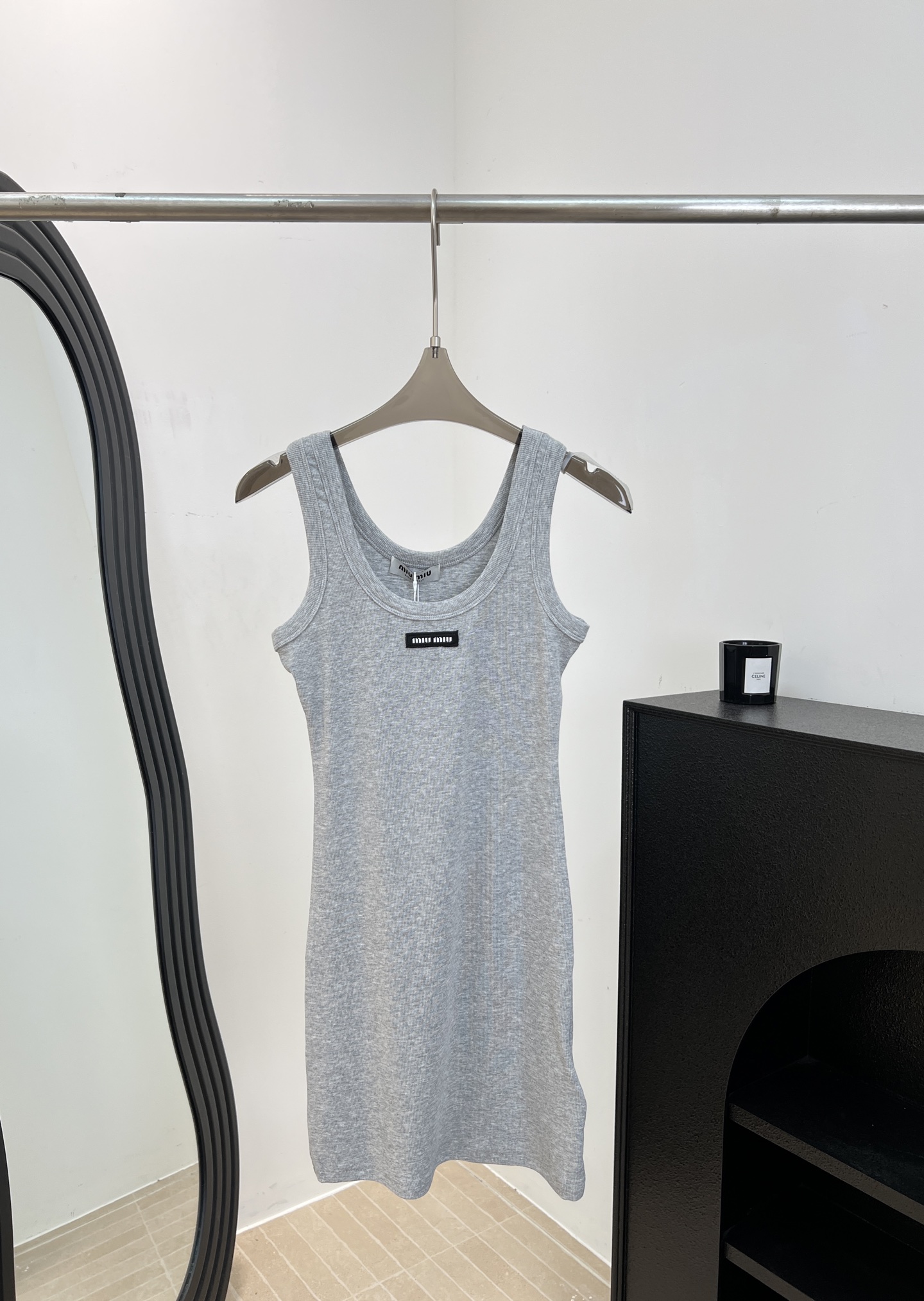 NO:867936,Miu Mi* new spring and summer style sleeveless knitted vest dress, simple slim design, soft knitted fabric, brand embroidered logo on the chest, round neck sleeveless spring and summer, it is OK to wear alone or layered, casual fit, size S M L,,miumiu,skirts,19860909Miu Mi* 春夏新款 无袖针织背心连衣裙、简约修身设计、柔软针织面料、胸前品牌刺绣徽标、圆领无袖春夏单穿或内搭都很OK、休闲版型 码数S M L,,miumiu,skirts,,Women's clothing