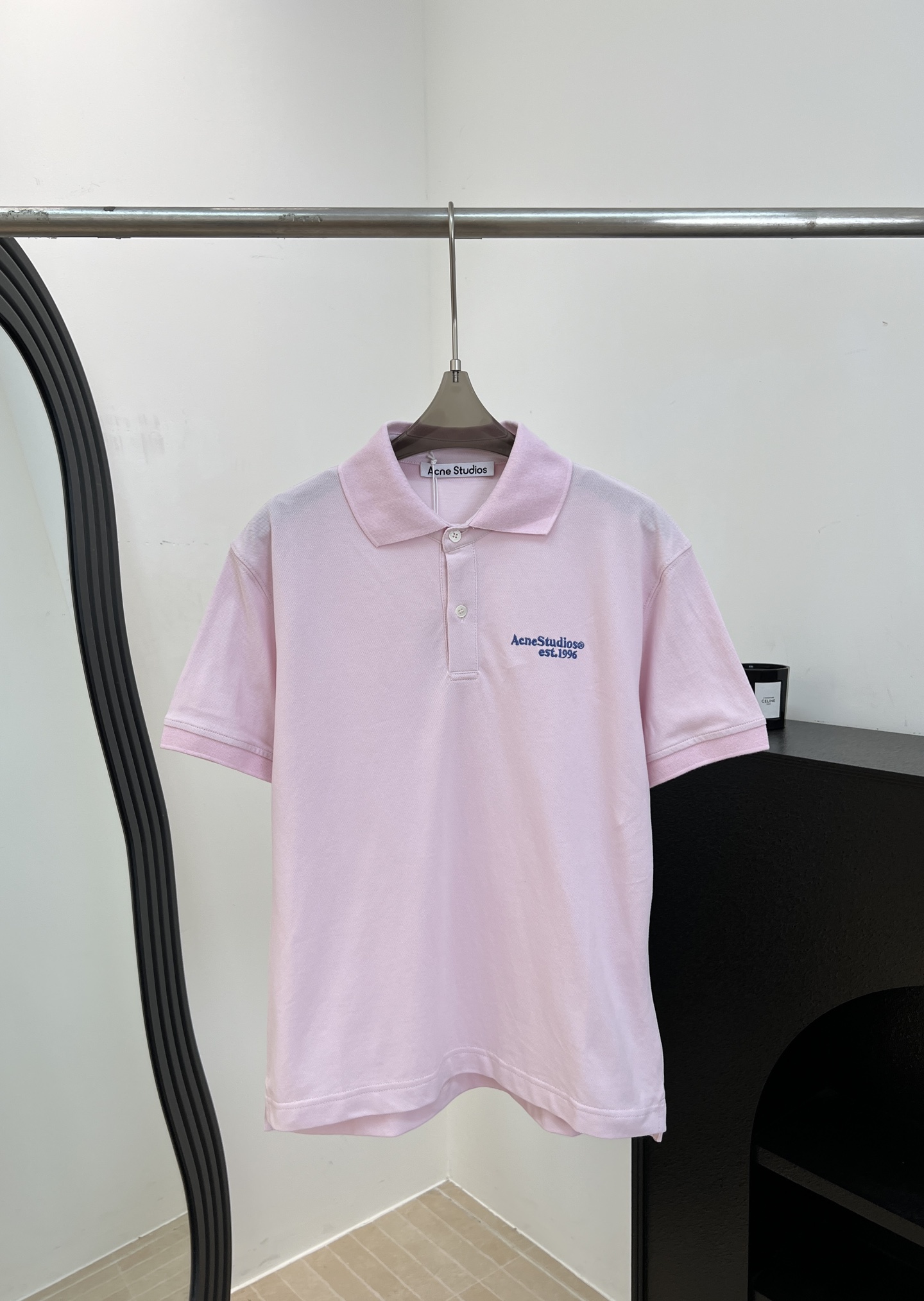 NO:867831,Acne Studio* new spring and summer style washed short-sleeved double-button Polo shirt, cotton and linen blended material is soft and breathable, small chest pocket + brand embroidery, shell buttons, loose fit, size S M L,,acne studios,dior,T-shirt,19860909Acne Studio* 春夏新款 水洗短袖双扣Polo衫、棉麻混纺材质柔软透气、胸前小口袋+品牌刺绣、贝壳扣、宽松版型、 码数S M L,,acne studios,dior,T-shirt,,Women's clothing