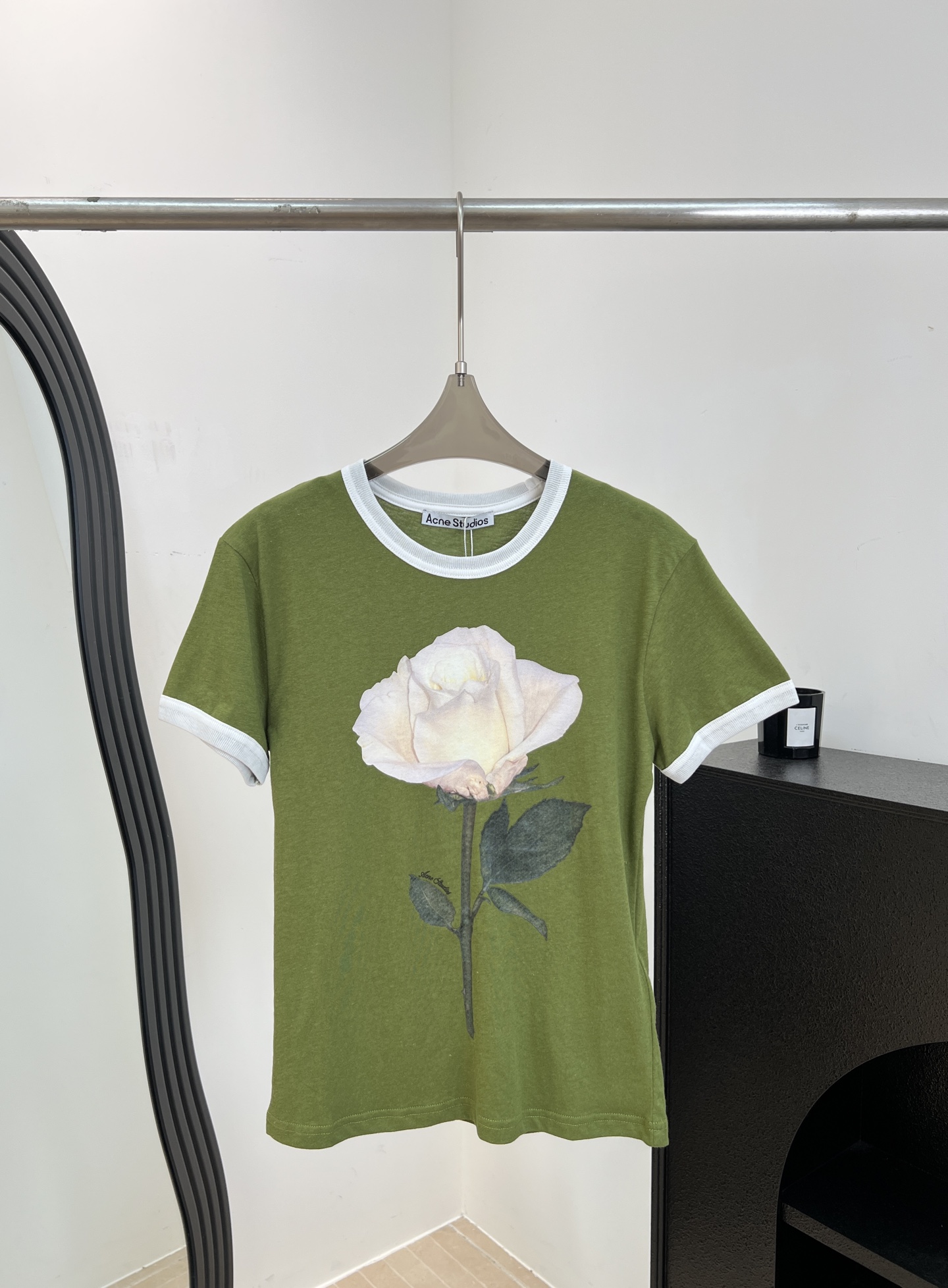 NO:867842,Acne Studio* Spring and Summer New Rose Printed Round Neck T-shirt, Olive Green with White Contrast Edge, 3D Rose Print on the Chest, 85 Cotton + 15 Linen, Soft and Breathable, Casual Fit Size XS S M L,,acne studios,dior,tees,t-shirt,19860909Acne Studio* 春夏新款 玫瑰印花圆领T恤、橄榄绿配白色撞色边、胸前3D玫瑰印花、85棉+15亚麻、柔软透气、休闲版型 码数XS S M L,,acne studios,dior,tees，t-shirt,,Women's clothing