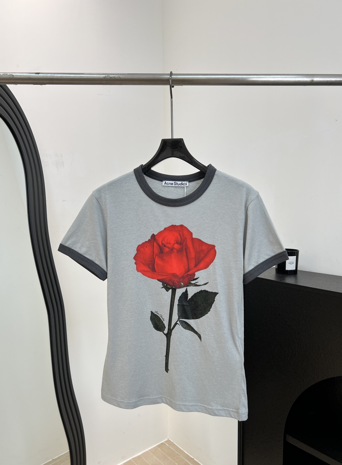 NO:867853,Acne Studio* new spring and summer style rose print round neck T-shirt, gray with contrasting dark gray edges, 3D rose print on the chest, 85 cotton + 15 linen, soft and breathable, casual fit, size XS S M L,,acne studios,dior,tees,t-shirt,19860909Acne Studio* 春夏新款 玫瑰印花圆领T恤、灰色配撞深灰色边、胸前3D玫瑰印花、85棉+15亚麻、柔软透气、休闲版型 码数XS S M L,,acne studios,dior,tees，t-shirt,,Women's clothing