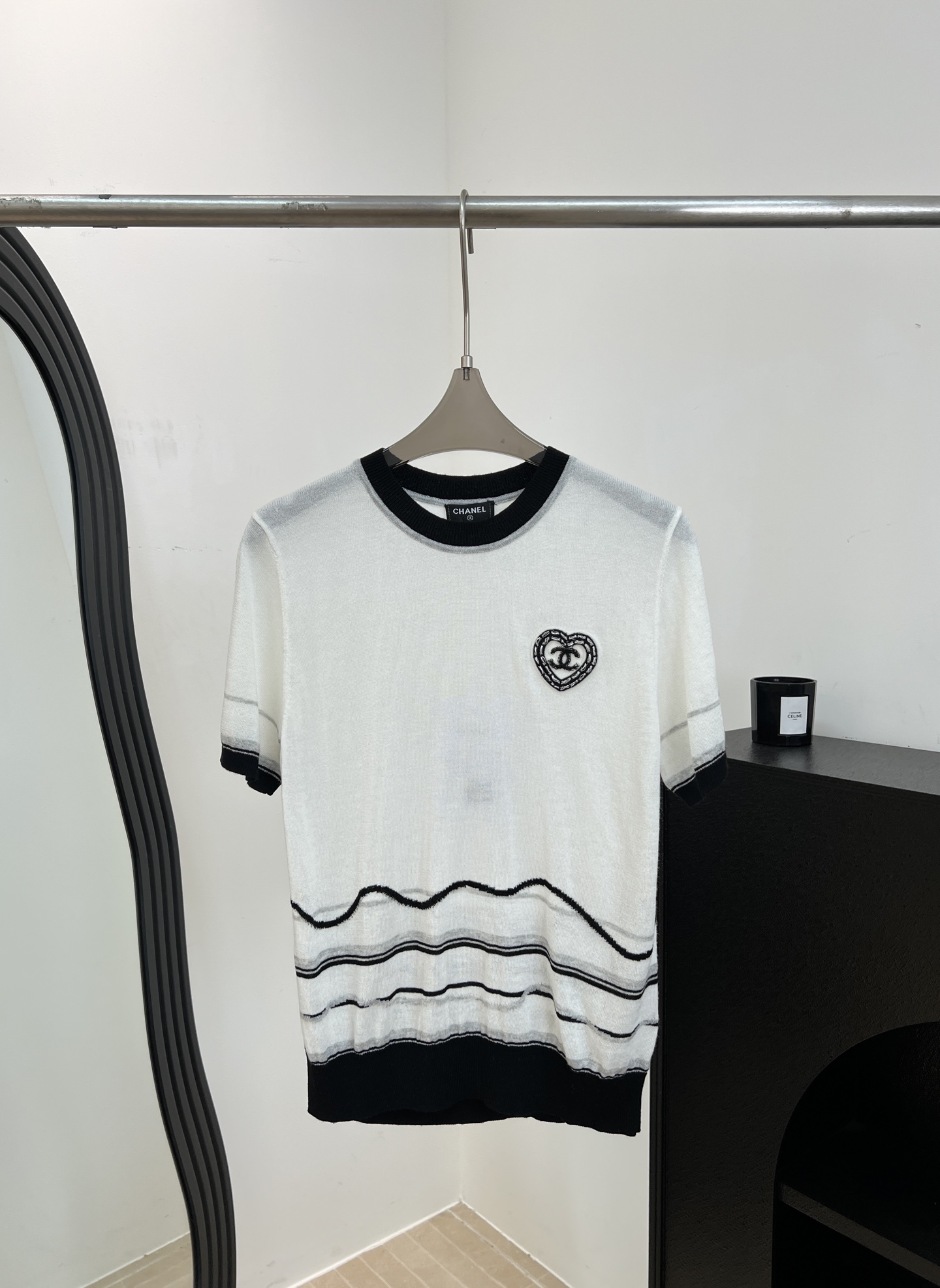 NO:867900,Chane* new spring and summer style, round neck knitted short sleeves, cashmere fabric is soft and comfortable, double C embroidered logo on the chest, contrasting collar design, wavy stripes on the hem, casual fit, size S M L,,chanel,T-shirt,19860909Chane* 春夏新款 圆领针织短袖、羊绒面料柔软亲、肤胸前双C刺绣徽标、撞色领口设计、下摆波浪条纹、休闲版型 码数S M L,,chanel,T-shirt,,Women's clothing