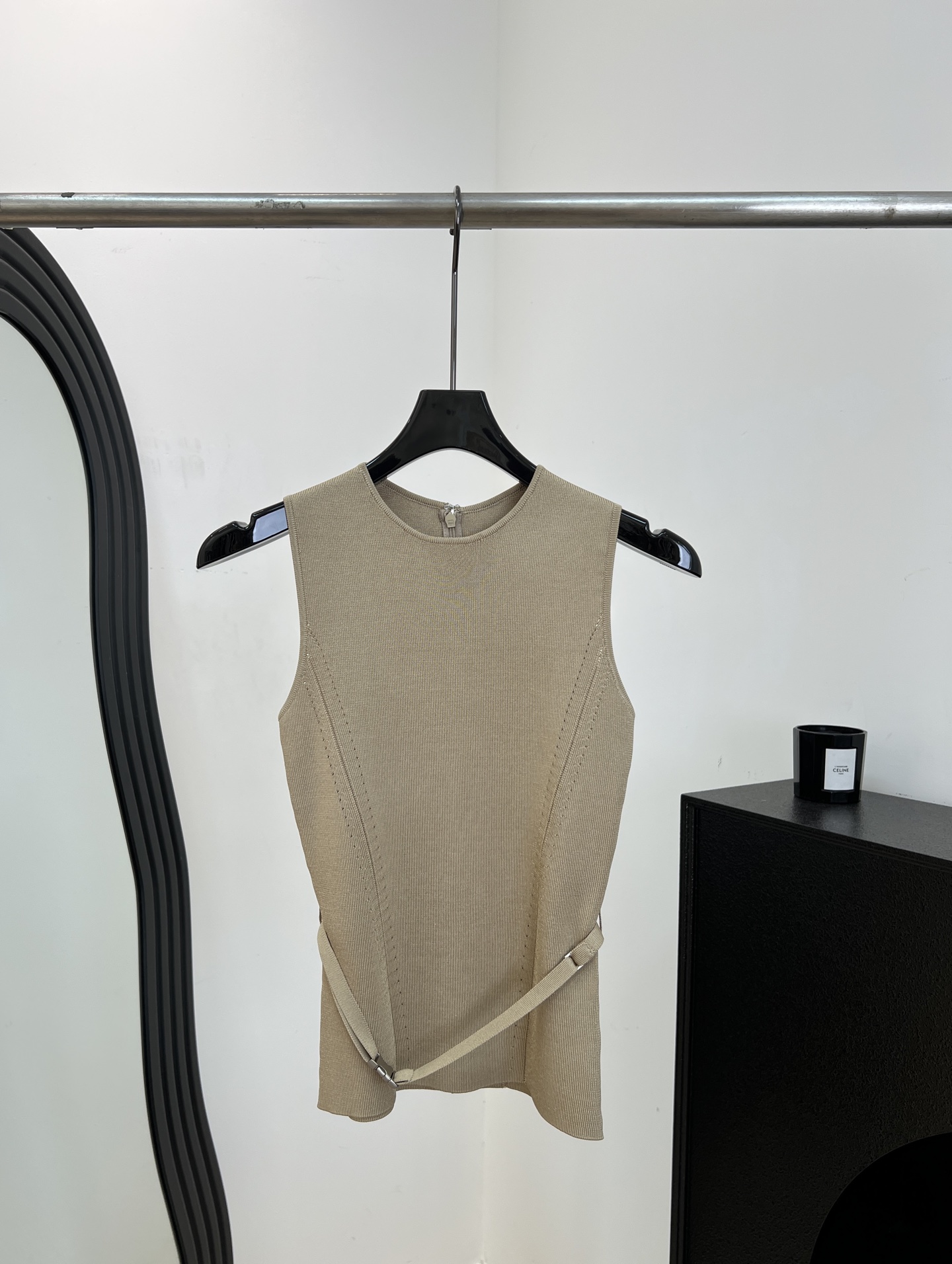NO:867953,Ralph Laure* Ralph Lauren's new early autumn style lightweight waist mulberry silk knitted camisole. Mulberry silk is made of knitted yarn. It has extremely high requirements for raw silk. It uses extremely fine pit strips and cleverly uses 'reduction stitching technology' on both sides of the waist and abdomen to form a longitudinal arc similar to the fishbone of underwear. The fabric is elastic and has a slim fit. Size S M L,, loro piana,19860909Ralph Laure* 拉夫劳伦 早秋新款 轻塑腰桑蚕丝针织吊带背心、桑蚕丝做成针织纱线、对原丝的要求极高、采用了极细的坑条组织、并巧妙地在腰腹两侧运用了“减针工艺”、形成了类似内衣鱼骨的纵向弧线、面料有弹性、修身版型 码数S M L,,loro piana,,Women's clothing