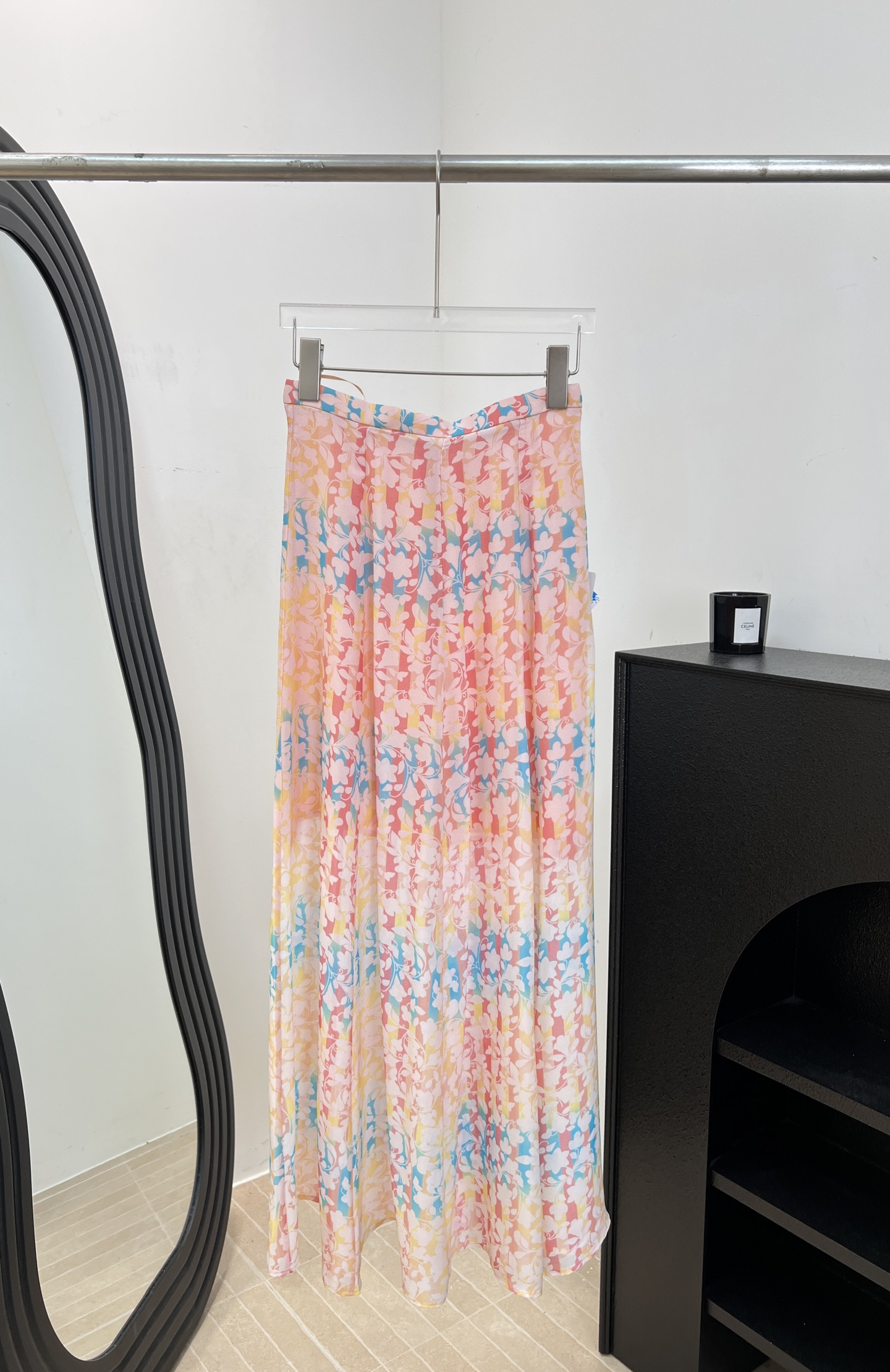 NO:867962,Chane* spring and summer new style Monet garden limited print skirt, mulberry silk fabric, lining rayon fabric, high waist A-line version to modify the waistline, soft color skirt, good drape, casual version, size S M L XL,,chanel,skirts,19860909Chane* 春夏新款 莫奈花园限定印花半身裙、桑蚕丝面料、内衬人丝面料、高腰A字版型修饰腰线、裙身色彩柔、垂坠感好、休闲版型 码数S M L XL,,chanel,skirts,,Women's clothing